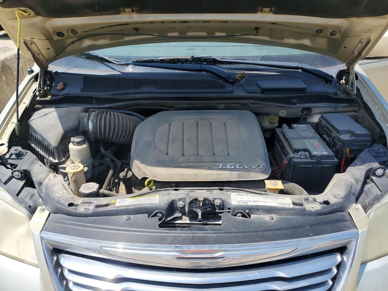 2011 Chrysler Town & Country Limit Cream vin: 2A4RR5DG3BR702981