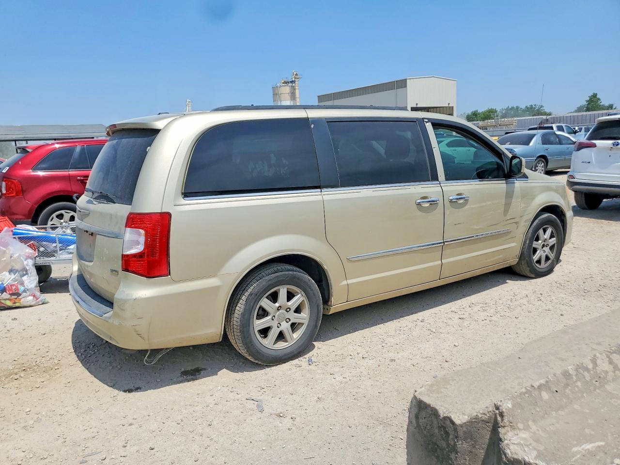 2011 Chrysler Town & Country Limit Cream vin: 2A4RR5DG3BR702981
