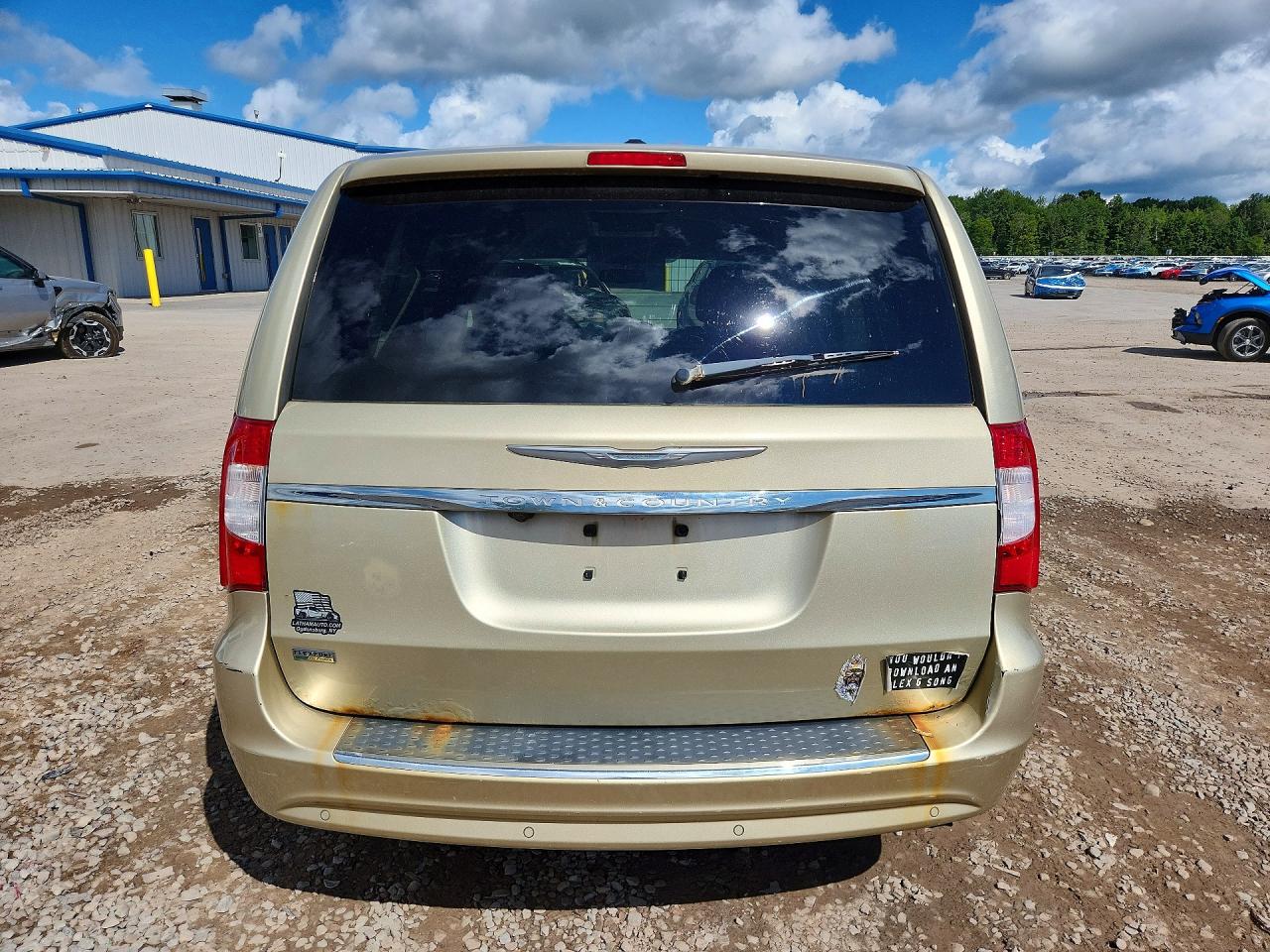 2011 Chrysler Town & Country Touri Gold vin: 2A4RR5DG3BR719876