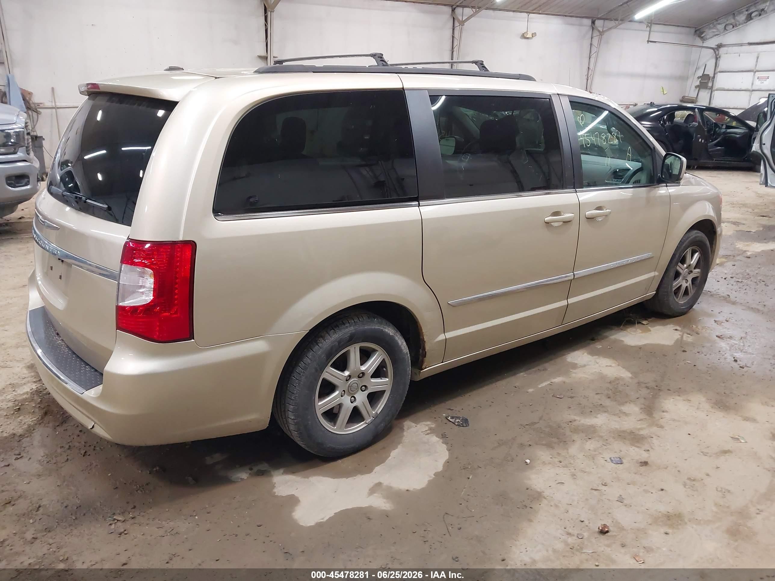2011 Chrysler Town & Country Touring Gold vin: 2A4RR5DG3BR782377