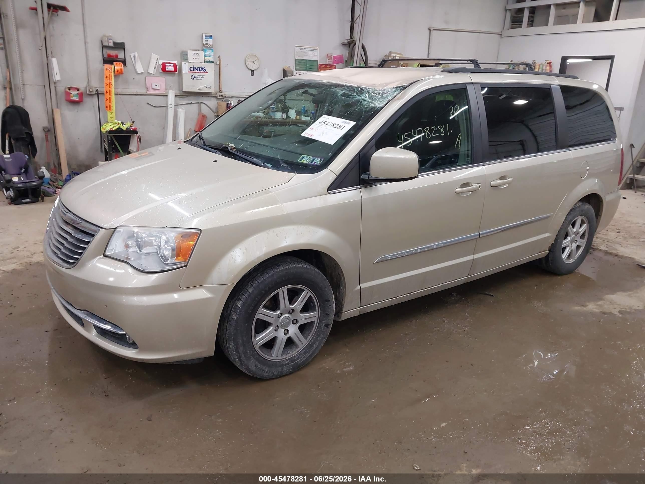 2011 Chrysler Town & Country Touring Gold vin: 2A4RR5DG3BR782377