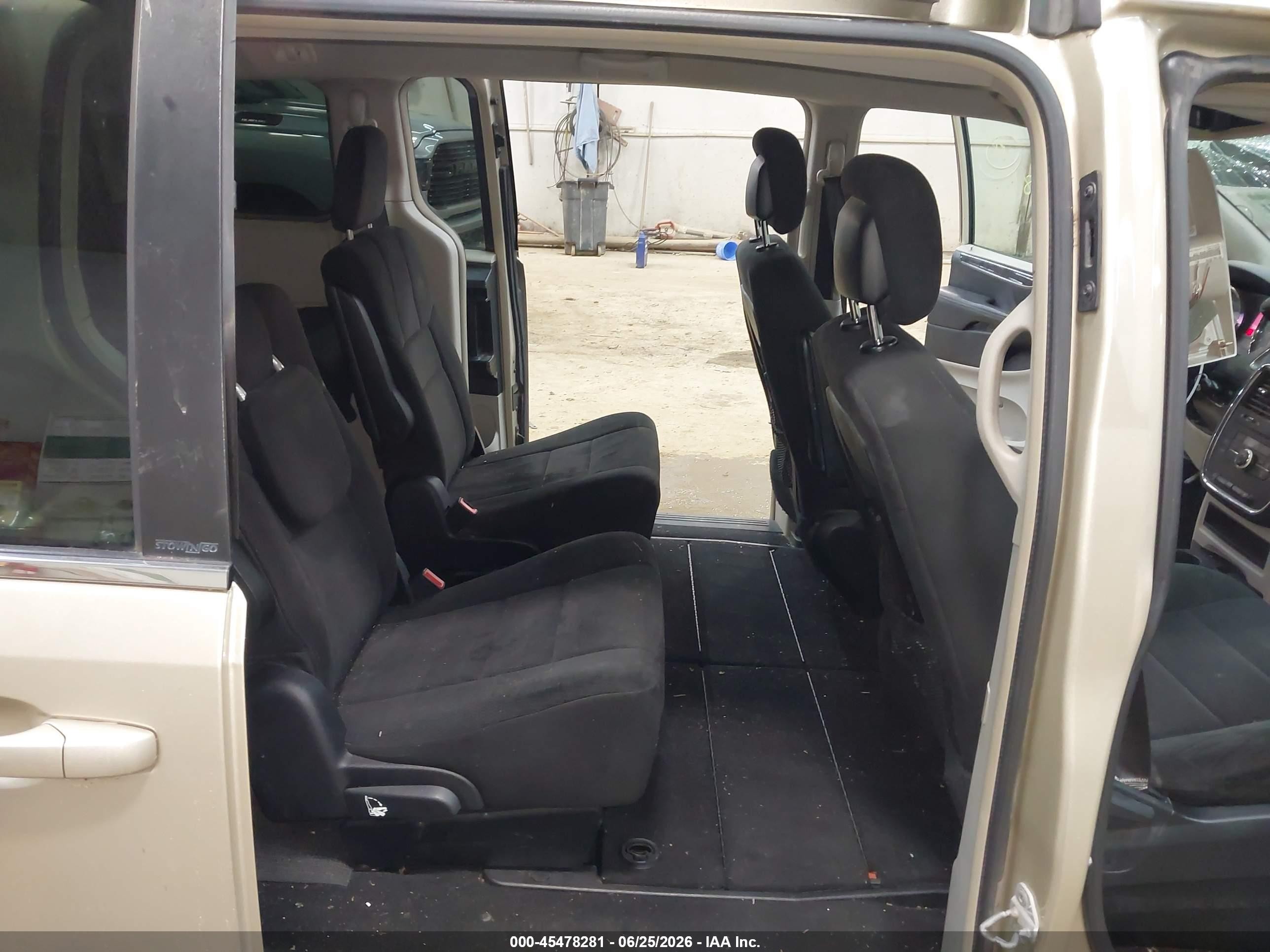 2011 Chrysler Town & Country Touring Gold vin: 2A4RR5DG3BR782377
