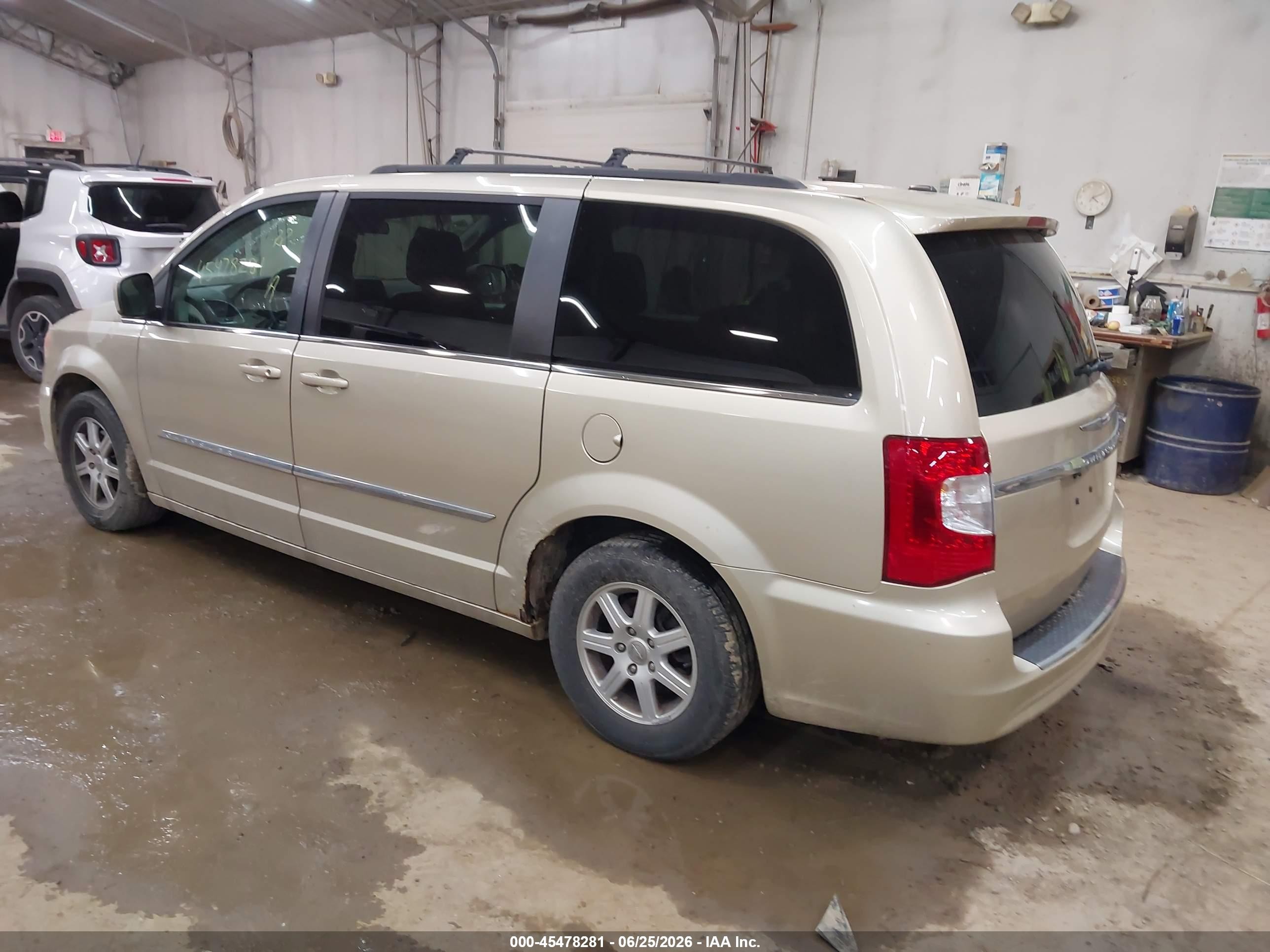 2011 Chrysler Town & Country Touring Gold vin: 2A4RR5DG3BR782377
