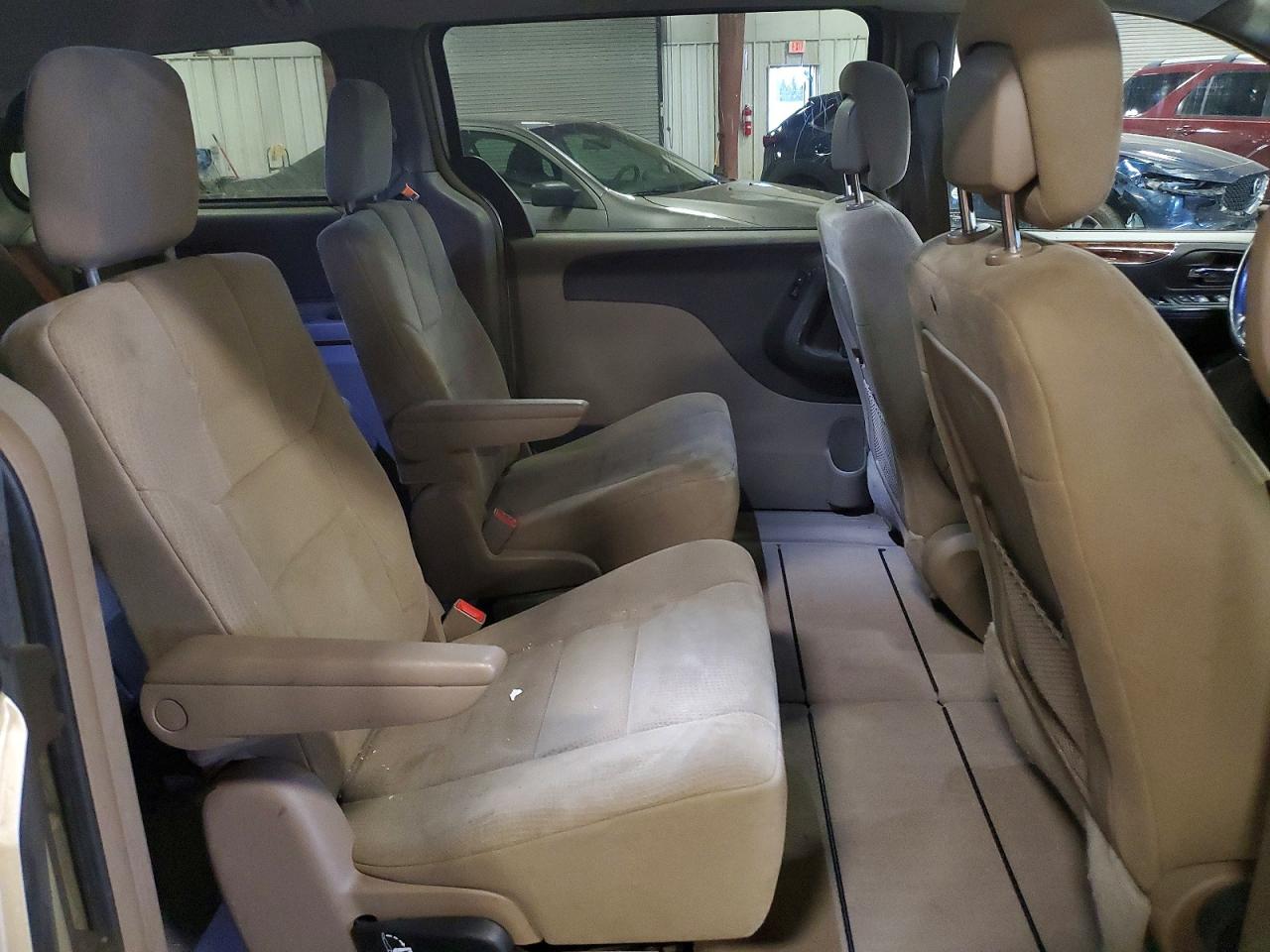 2011 Chrysler Town & Country Touring Tan vin: 2A4RR5DG5BR608083