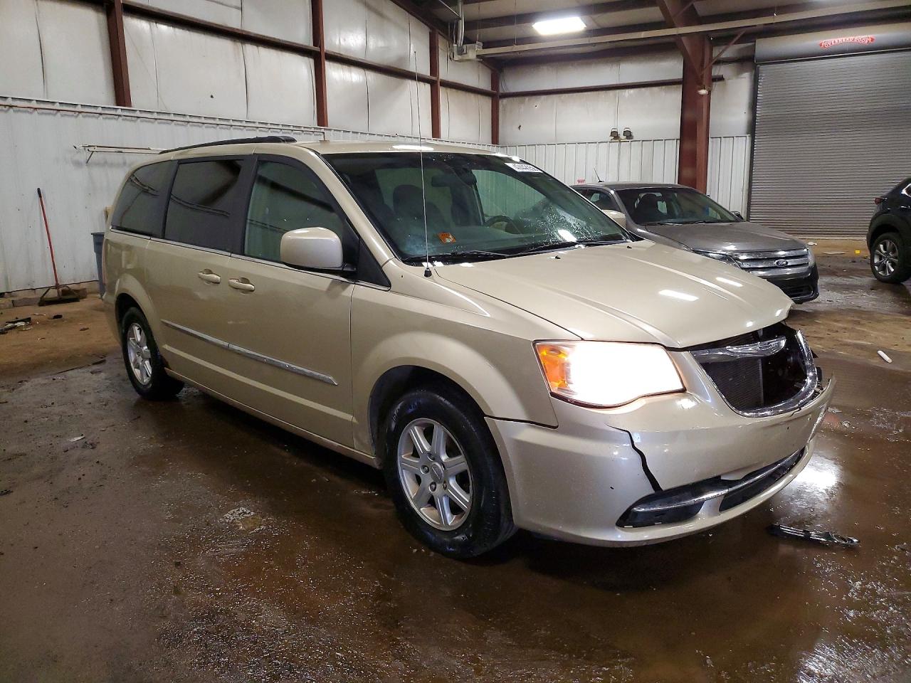 2011 Chrysler Town & Country Touring Tan vin: 2A4RR5DG5BR608083