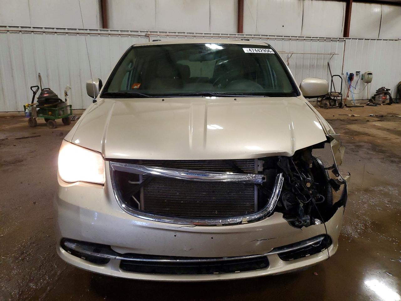 2011 Chrysler Town & Country Touring Tan vin: 2A4RR5DG5BR608083
