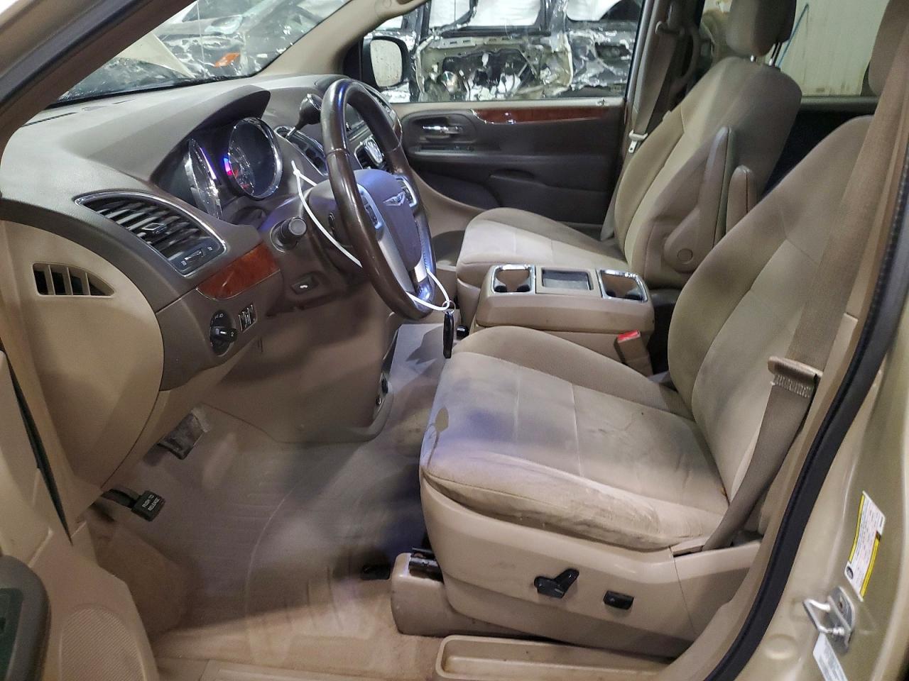 2011 Chrysler Town & Country Touring Tan vin: 2A4RR5DG5BR608083