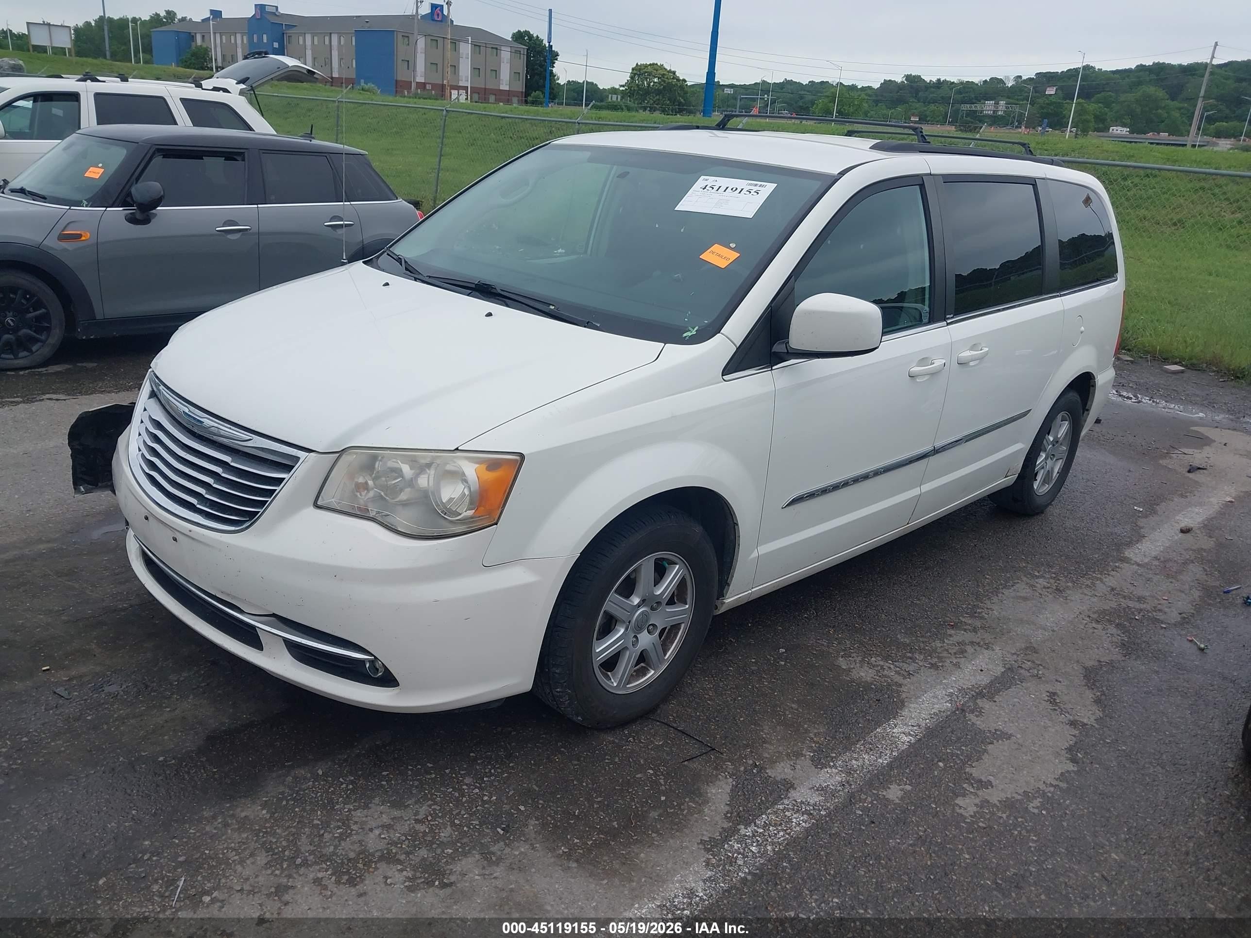 2011 Chrysler Town & Country Touring White vin: 2A4RR5DG5BR623599