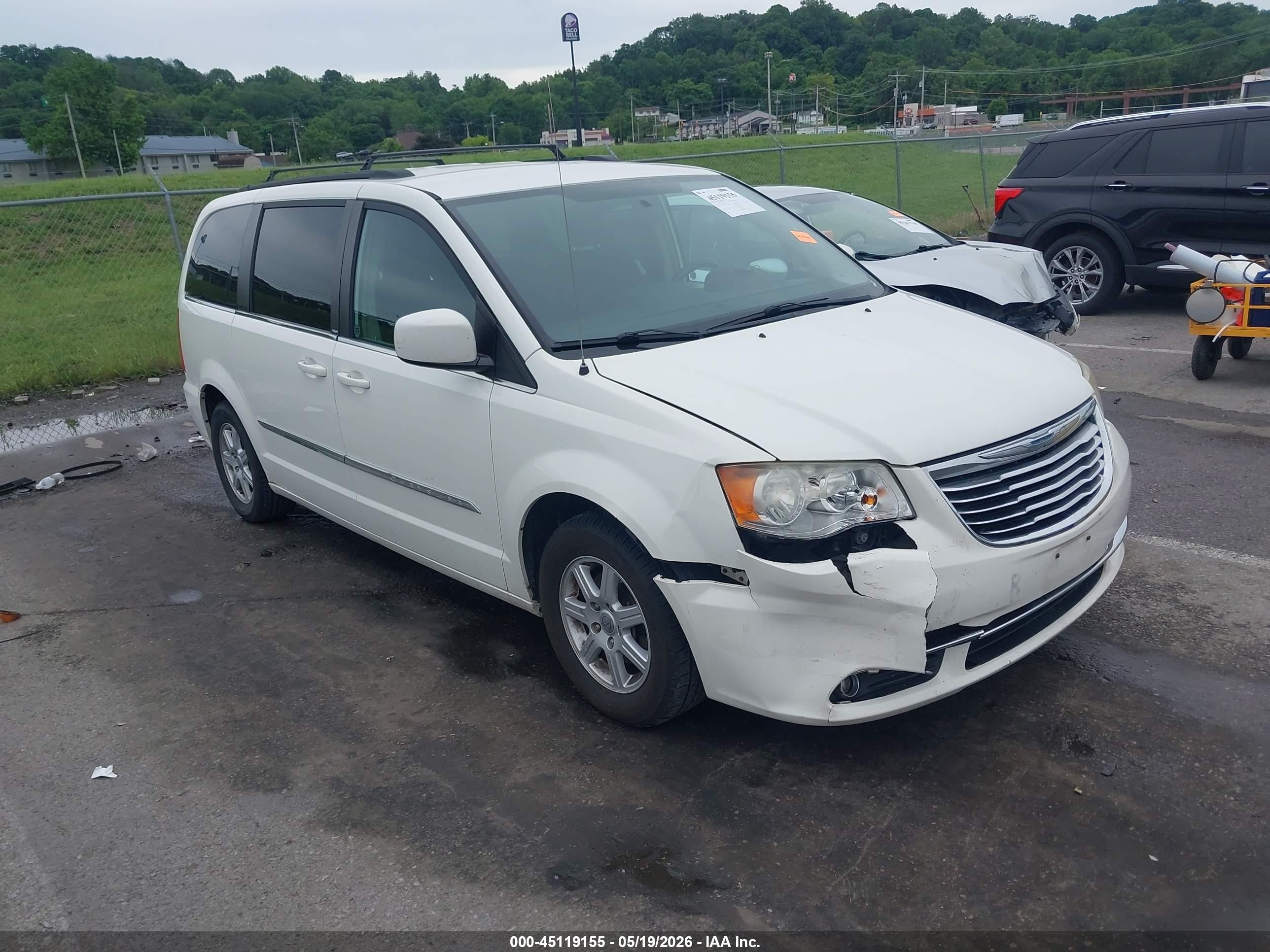 2011 Chrysler Town & Country Touring White vin: 2A4RR5DG5BR623599