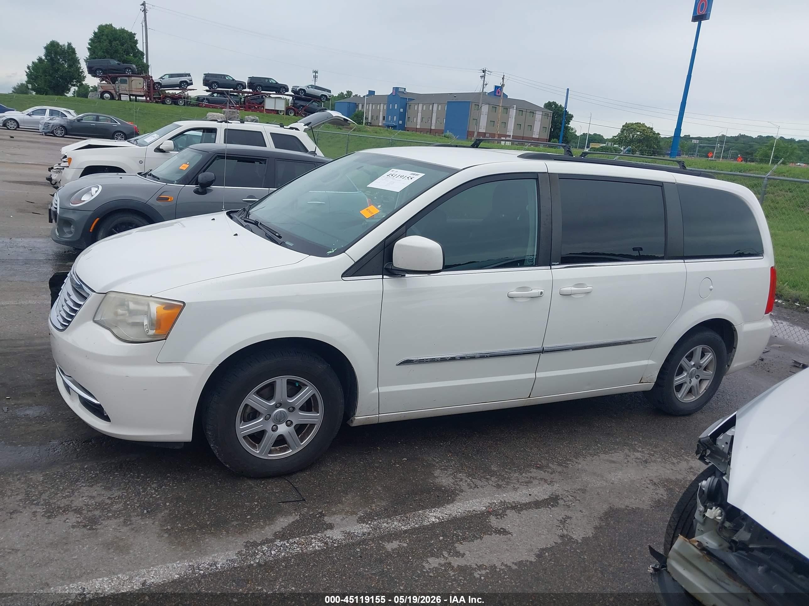 2011 Chrysler Town & Country Touring White vin: 2A4RR5DG5BR623599