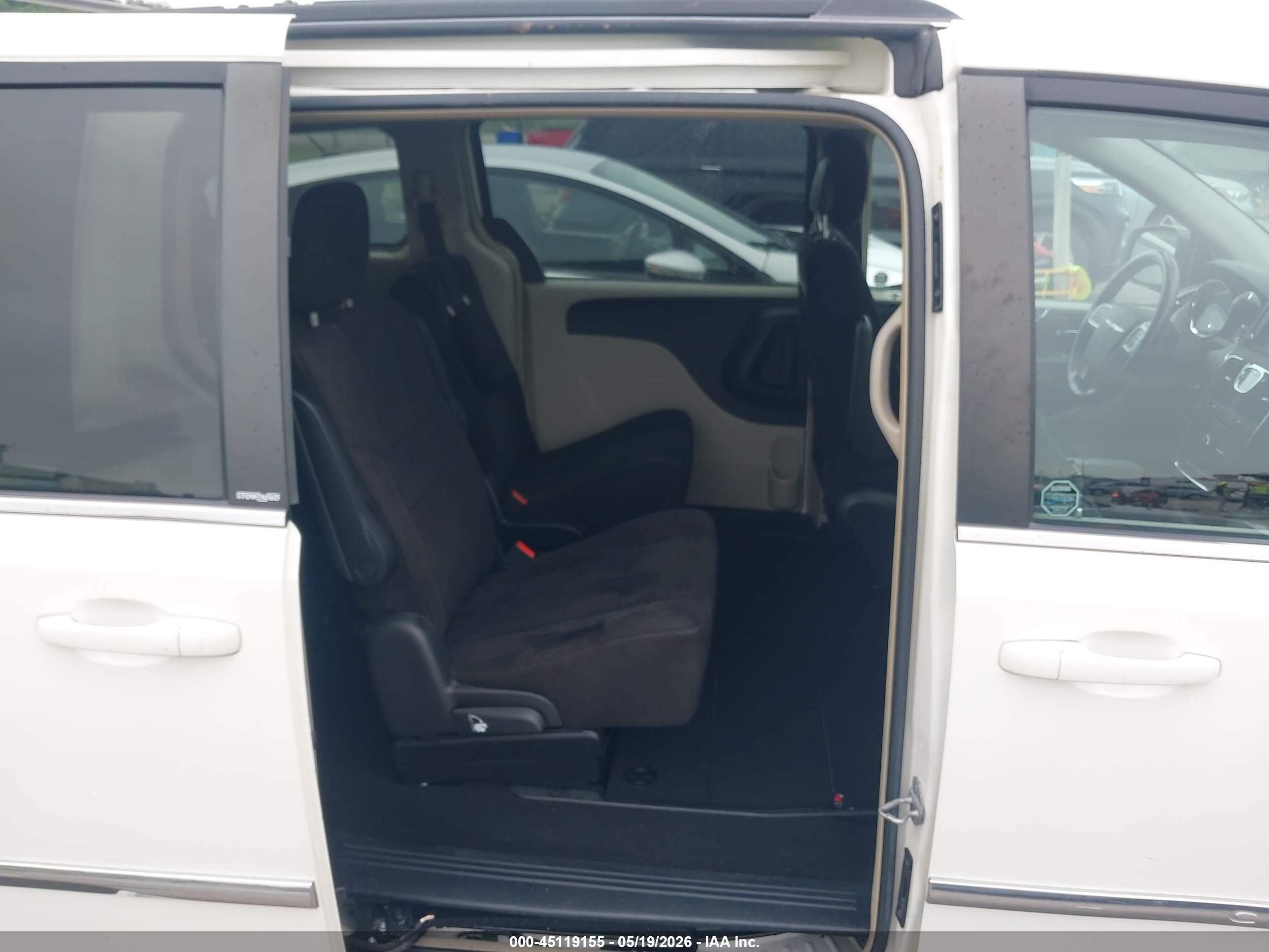 2011 Chrysler Town & Country Touring White vin: 2A4RR5DG5BR623599