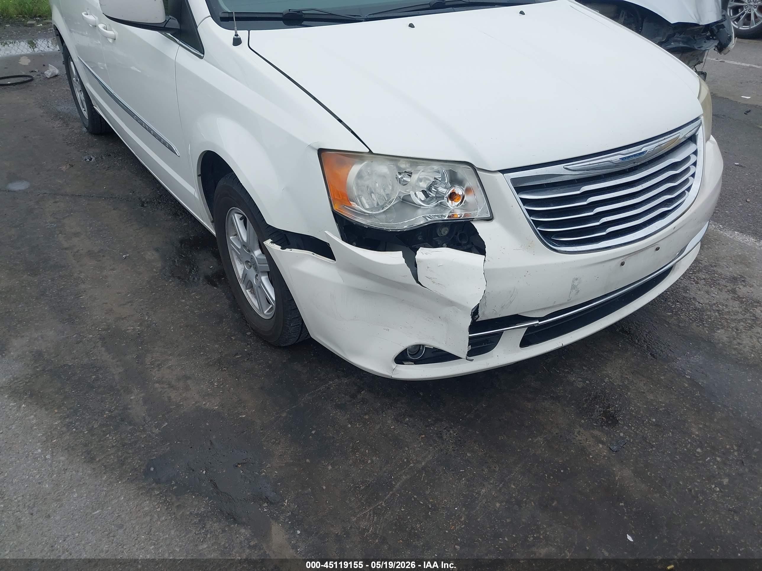 2011 Chrysler Town & Country Touring White vin: 2A4RR5DG5BR623599