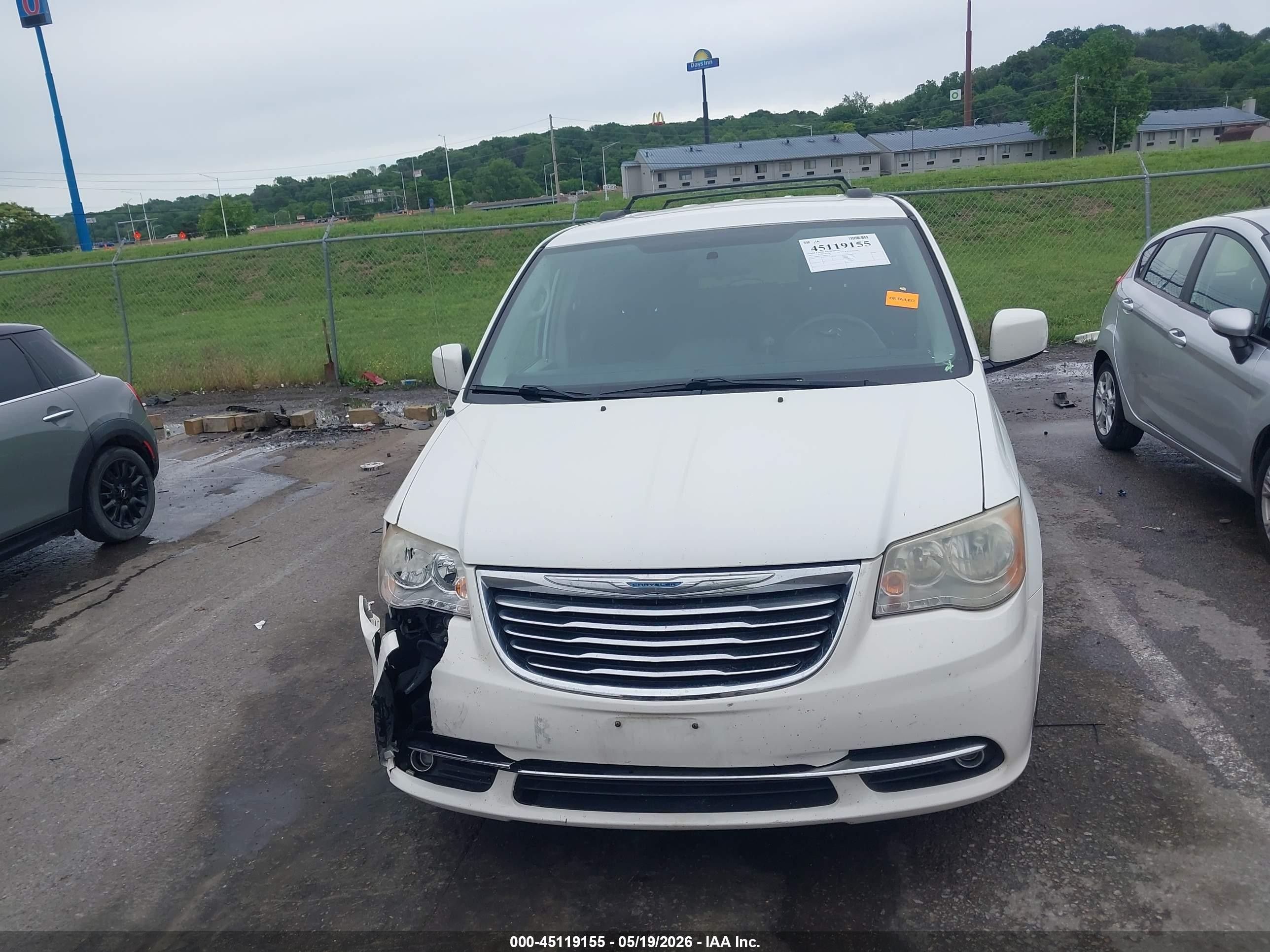 2011 Chrysler Town & Country Touring White vin: 2A4RR5DG5BR623599