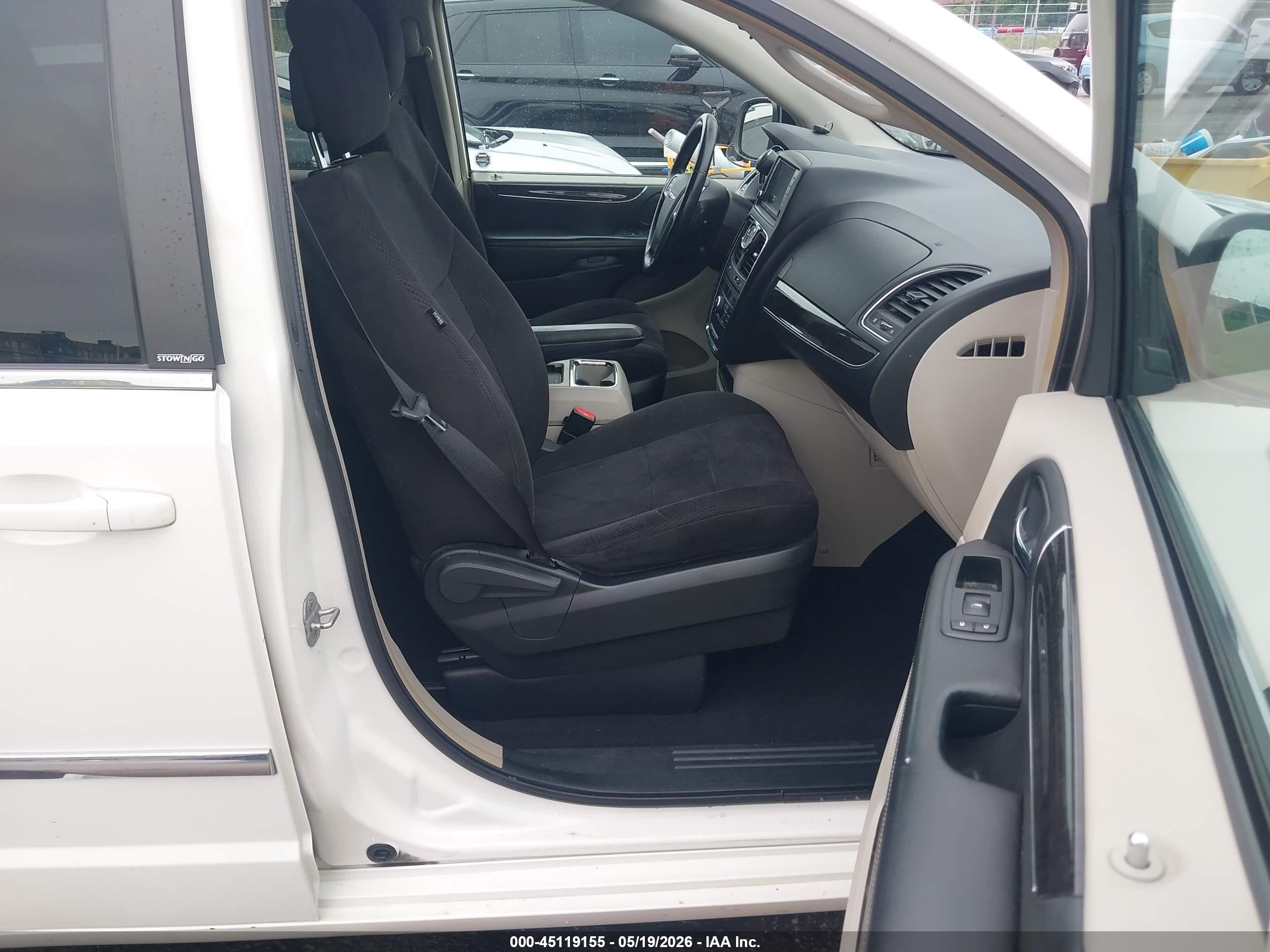 2011 Chrysler Town & Country Touring White vin: 2A4RR5DG5BR623599