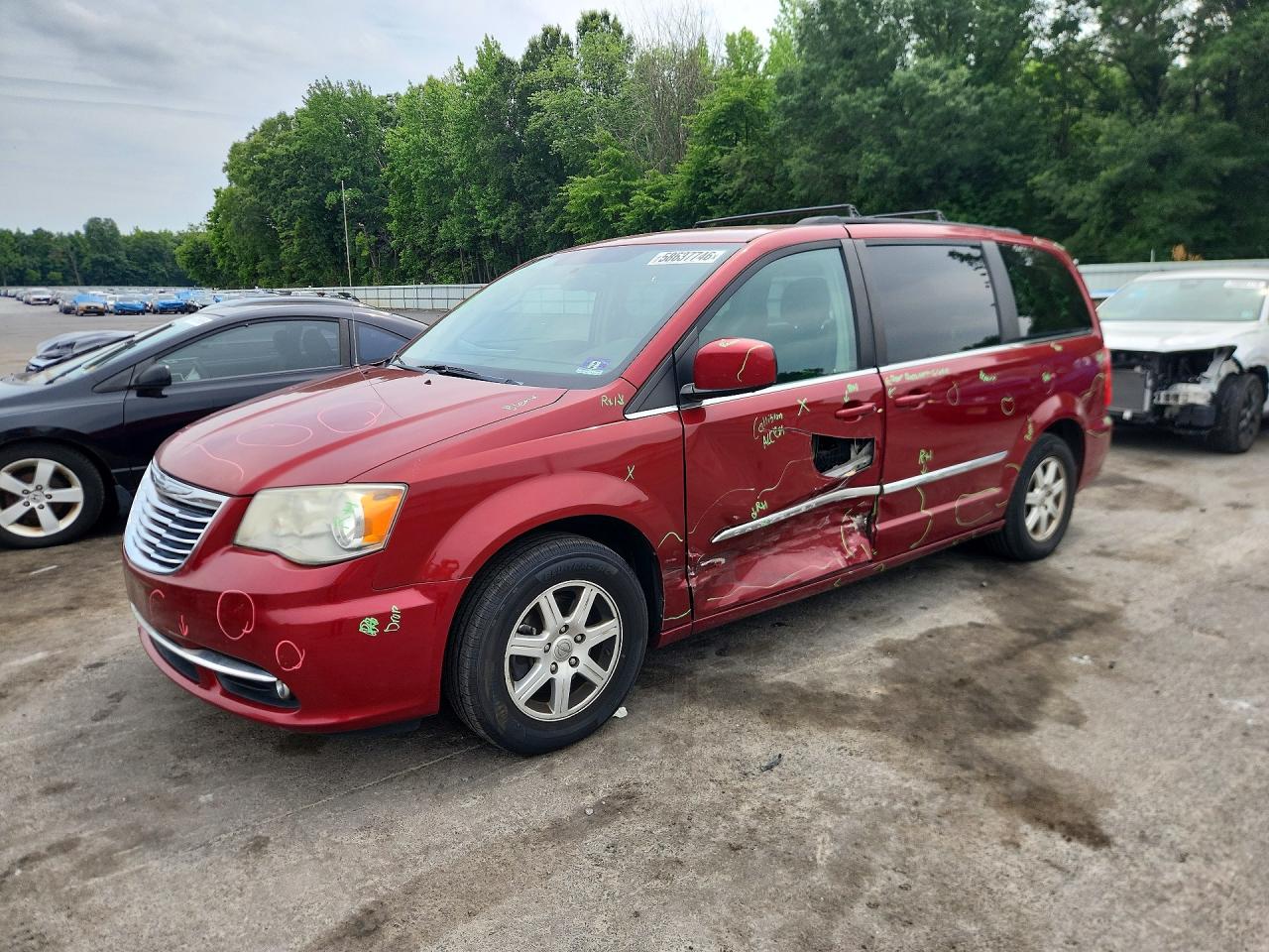 2011 Chrysler Town & Country Touring Red vin: 2A4RR5DG5BR666503