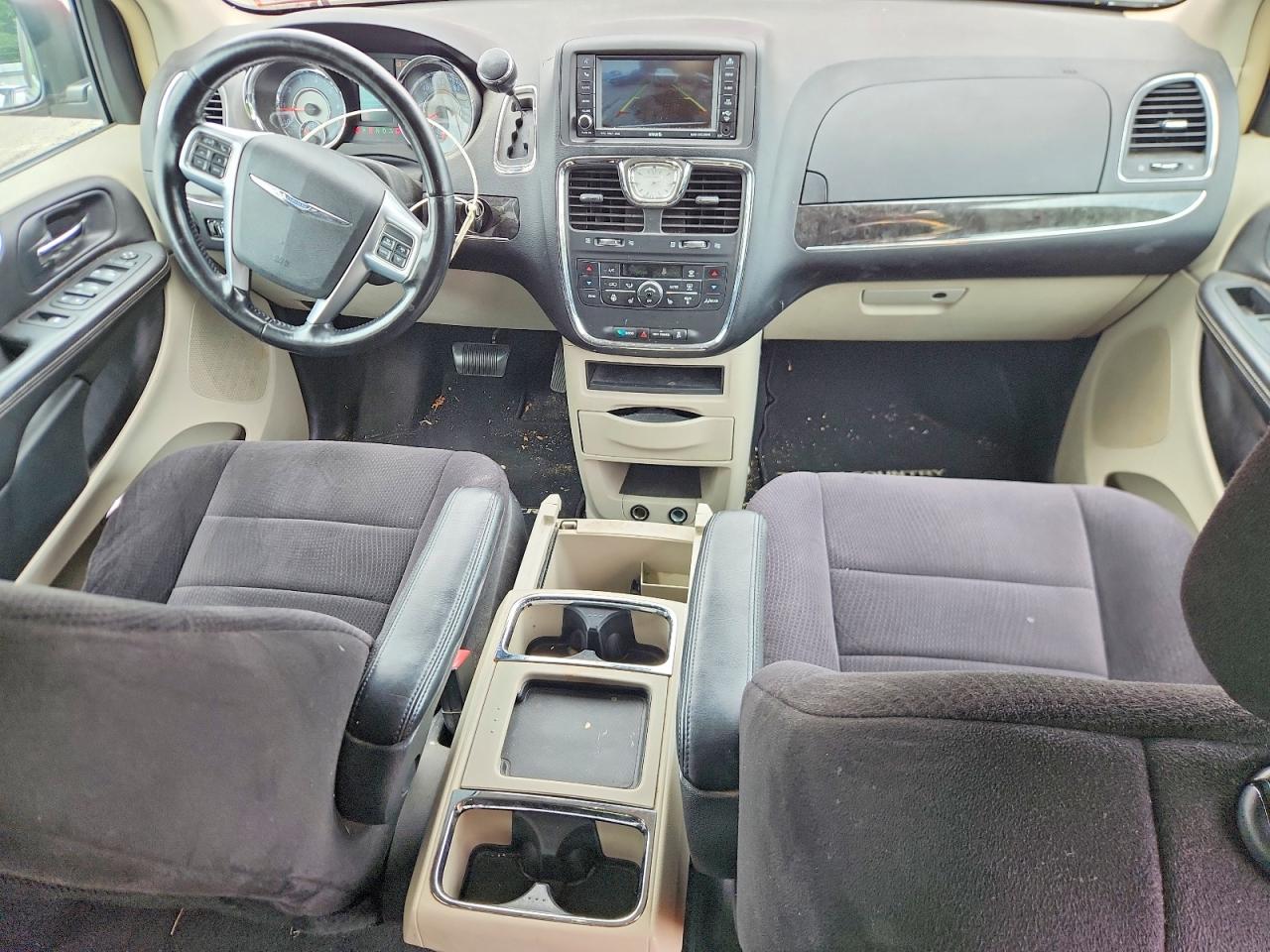 2011 Chrysler Town & Country Touring Red vin: 2A4RR5DG5BR666503
