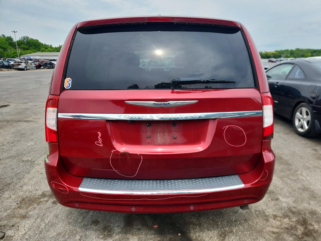 2011 Chrysler Town & Country Touring Red vin: 2A4RR5DG5BR666503