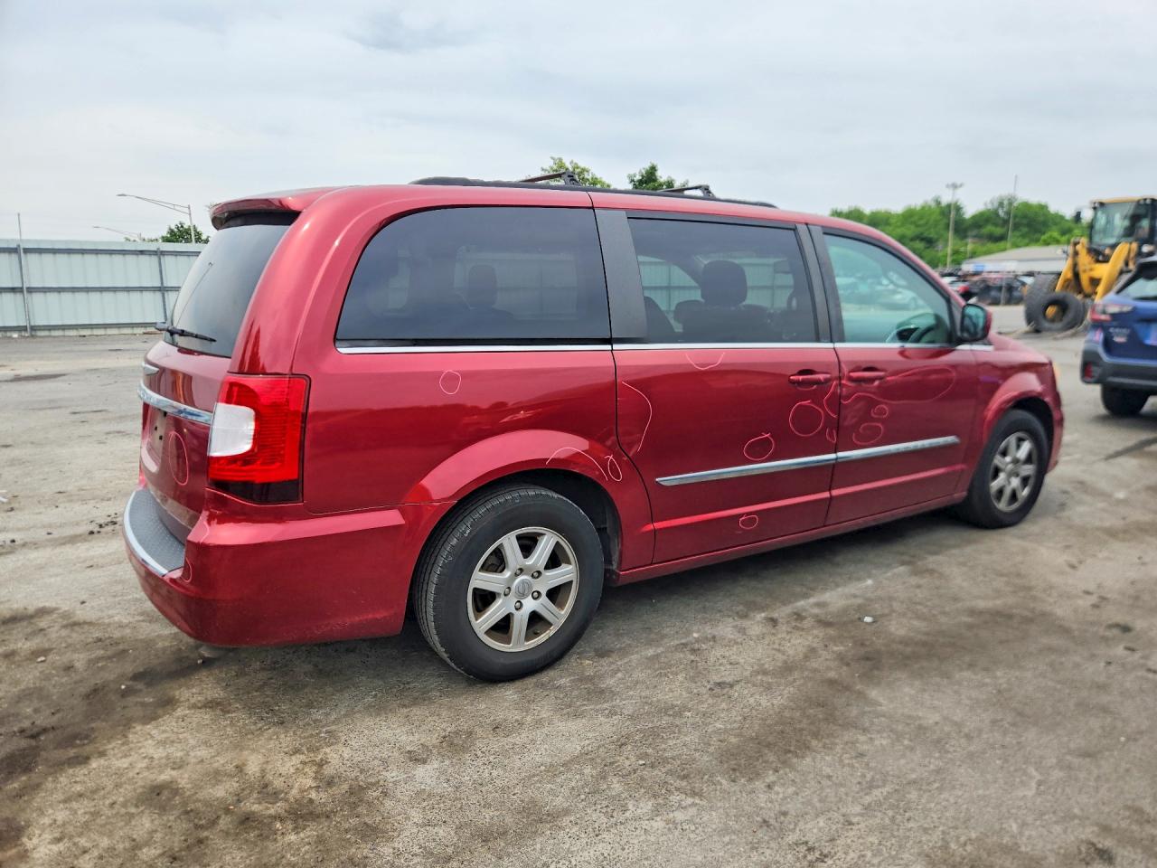 2011 Chrysler Town & Country Touring Red vin: 2A4RR5DG5BR666503