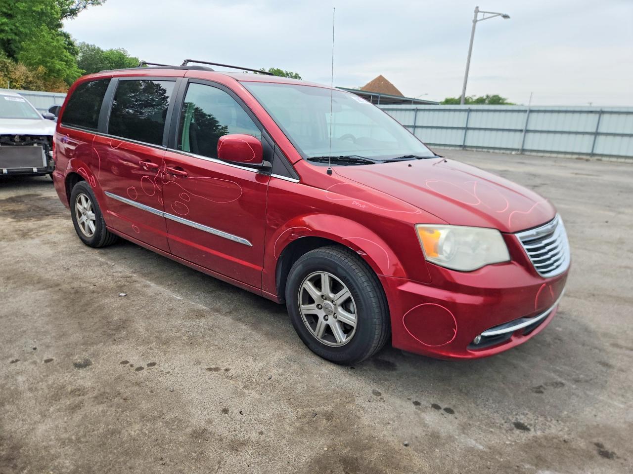 2011 Chrysler Town & Country Touring Red vin: 2A4RR5DG5BR666503