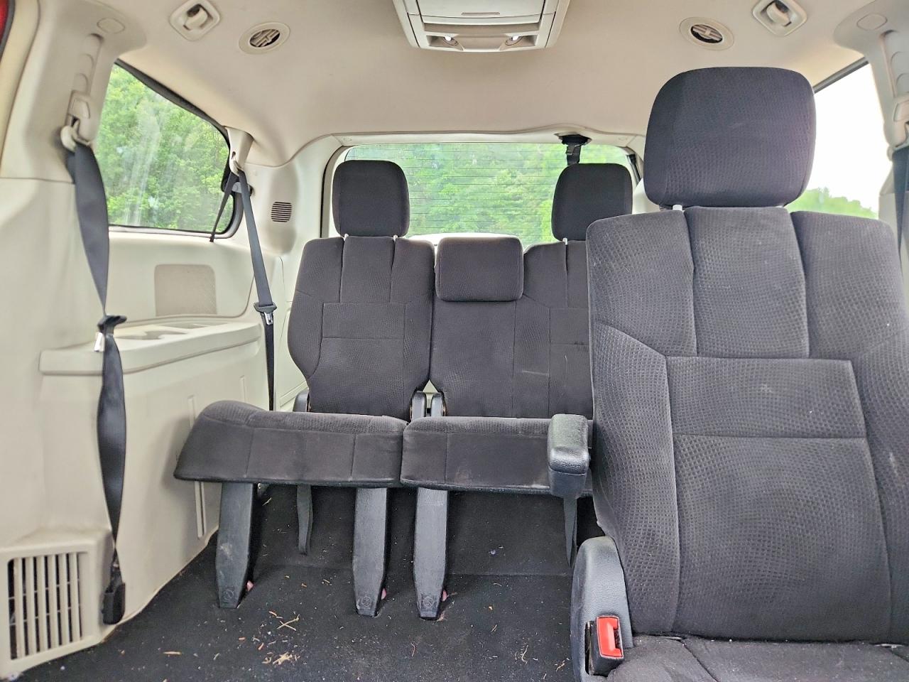 2011 Chrysler Town & Country Touring Red vin: 2A4RR5DG5BR666503
