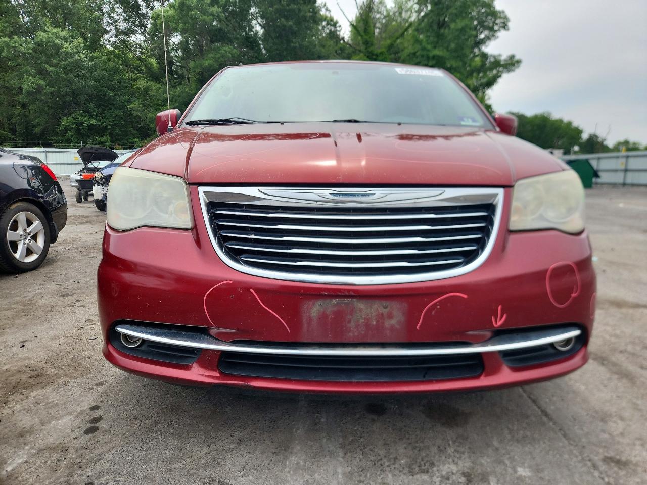 2011 Chrysler Town & Country Touring Red vin: 2A4RR5DG5BR666503