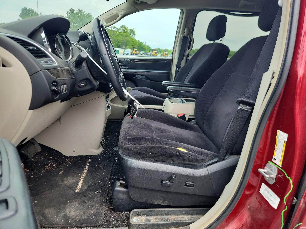 2011 Chrysler Town & Country Touring Red vin: 2A4RR5DG5BR666503