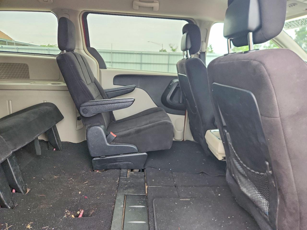2011 Chrysler Town & Country Touring Red vin: 2A4RR5DG5BR666503