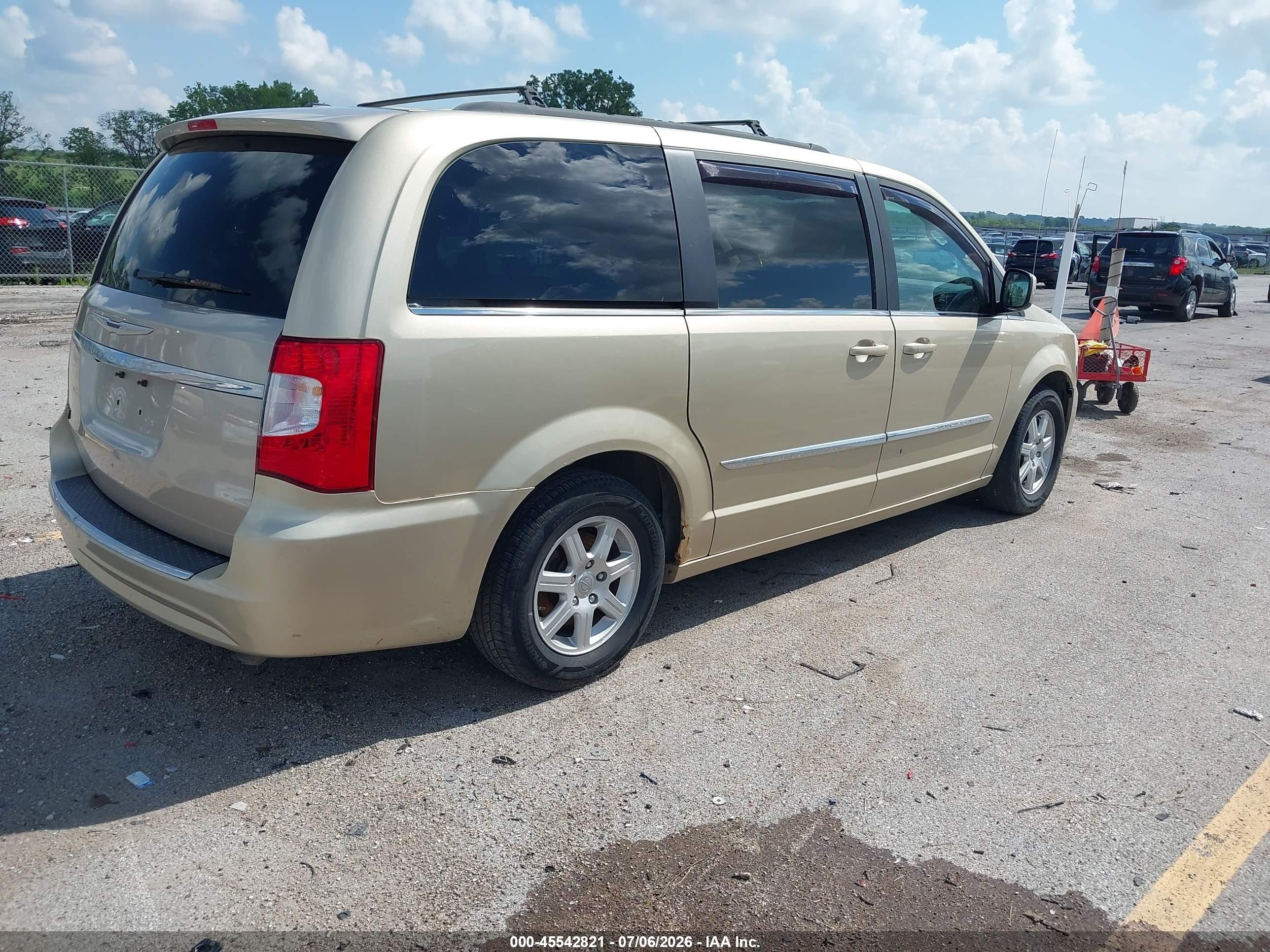 2011 Chrysler Town & Country Touring Желто-коричневый vin: 2A4RR5DG5BR747159