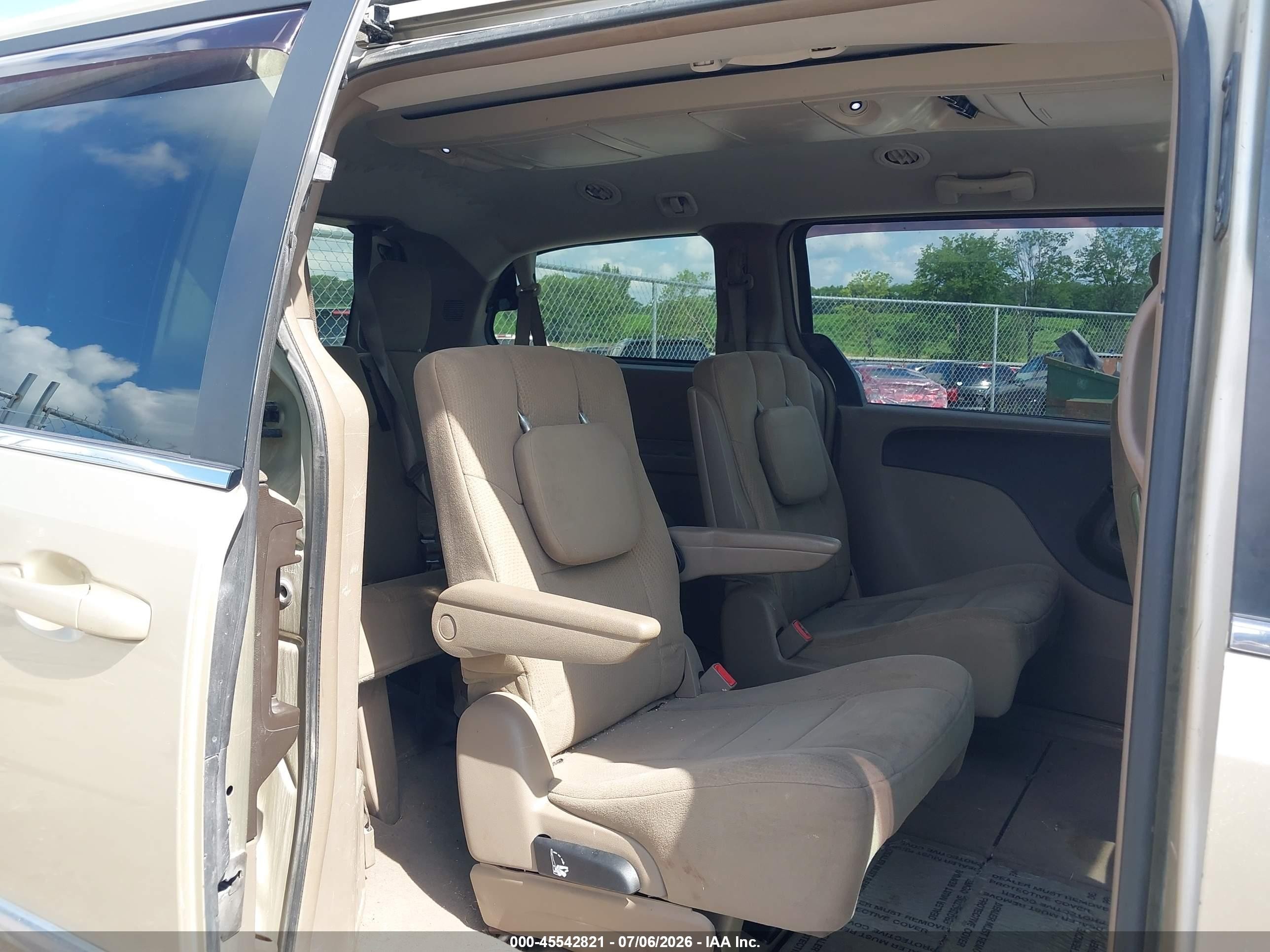 2011 Chrysler Town & Country Touring Желто-коричневый vin: 2A4RR5DG5BR747159