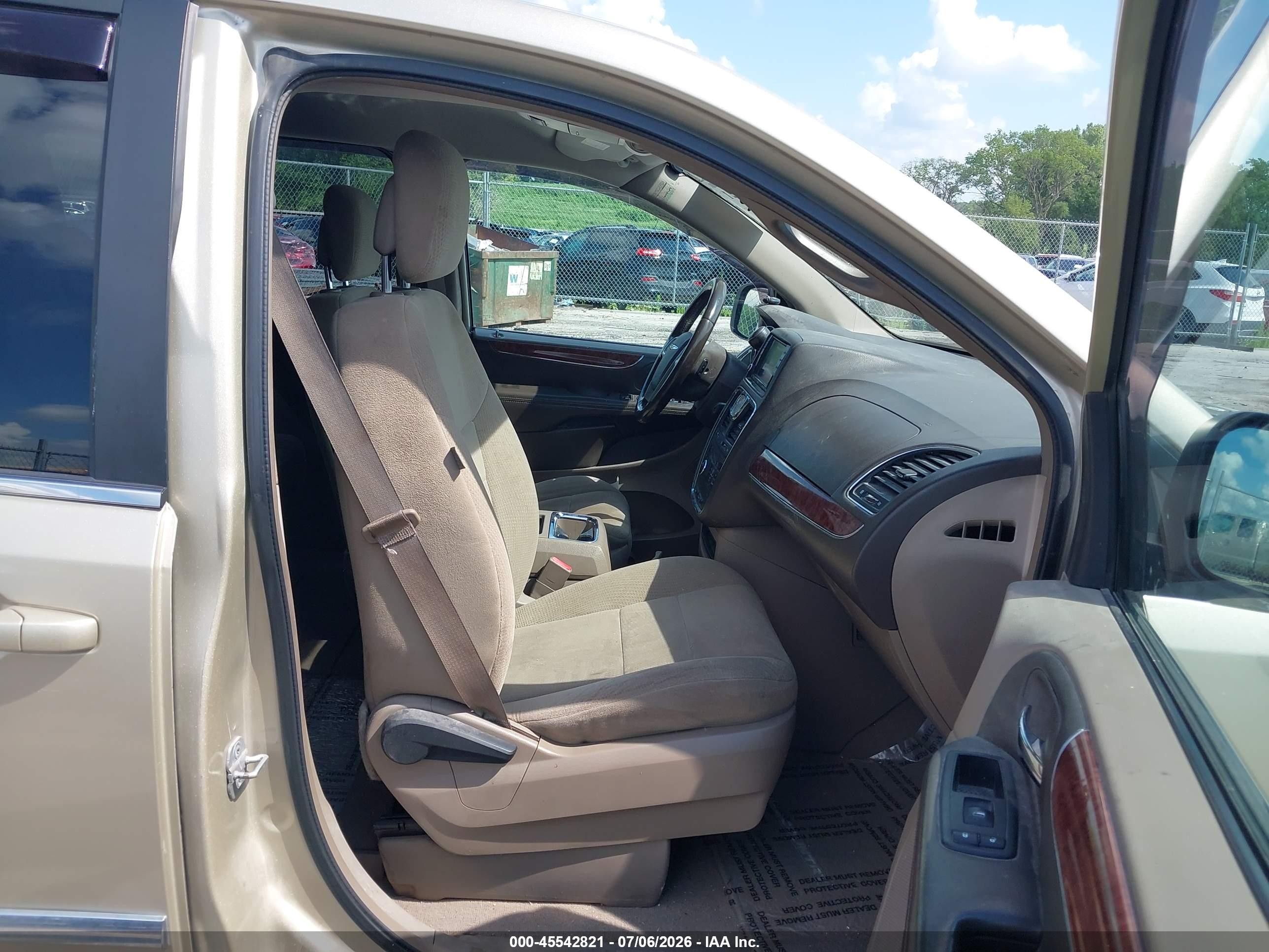 2011 Chrysler Town & Country Touring Желто-коричневый vin: 2A4RR5DG5BR747159