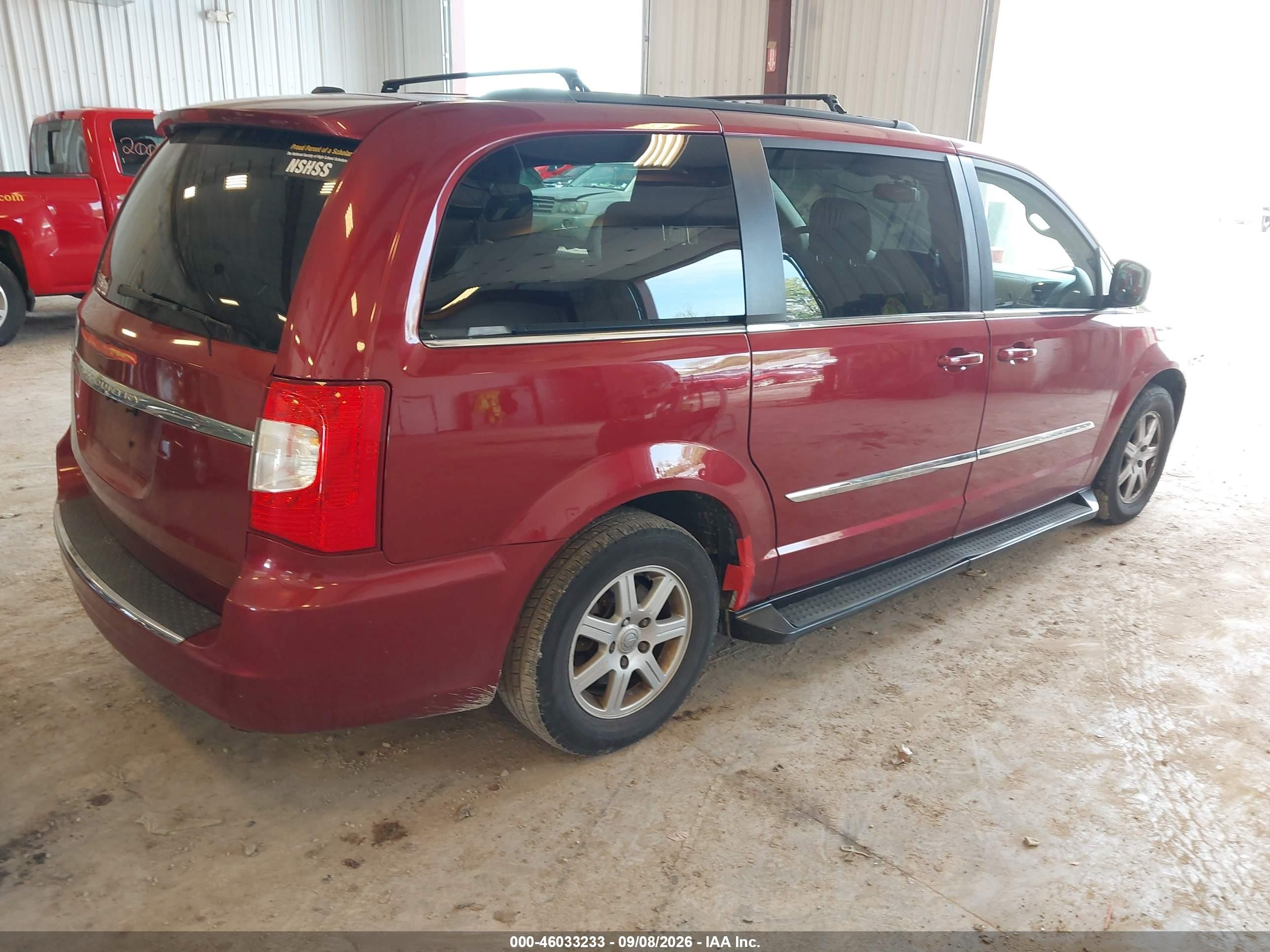 2011 Chrysler Town & Country Touring Red vin: 2A4RR5DG6BR715997