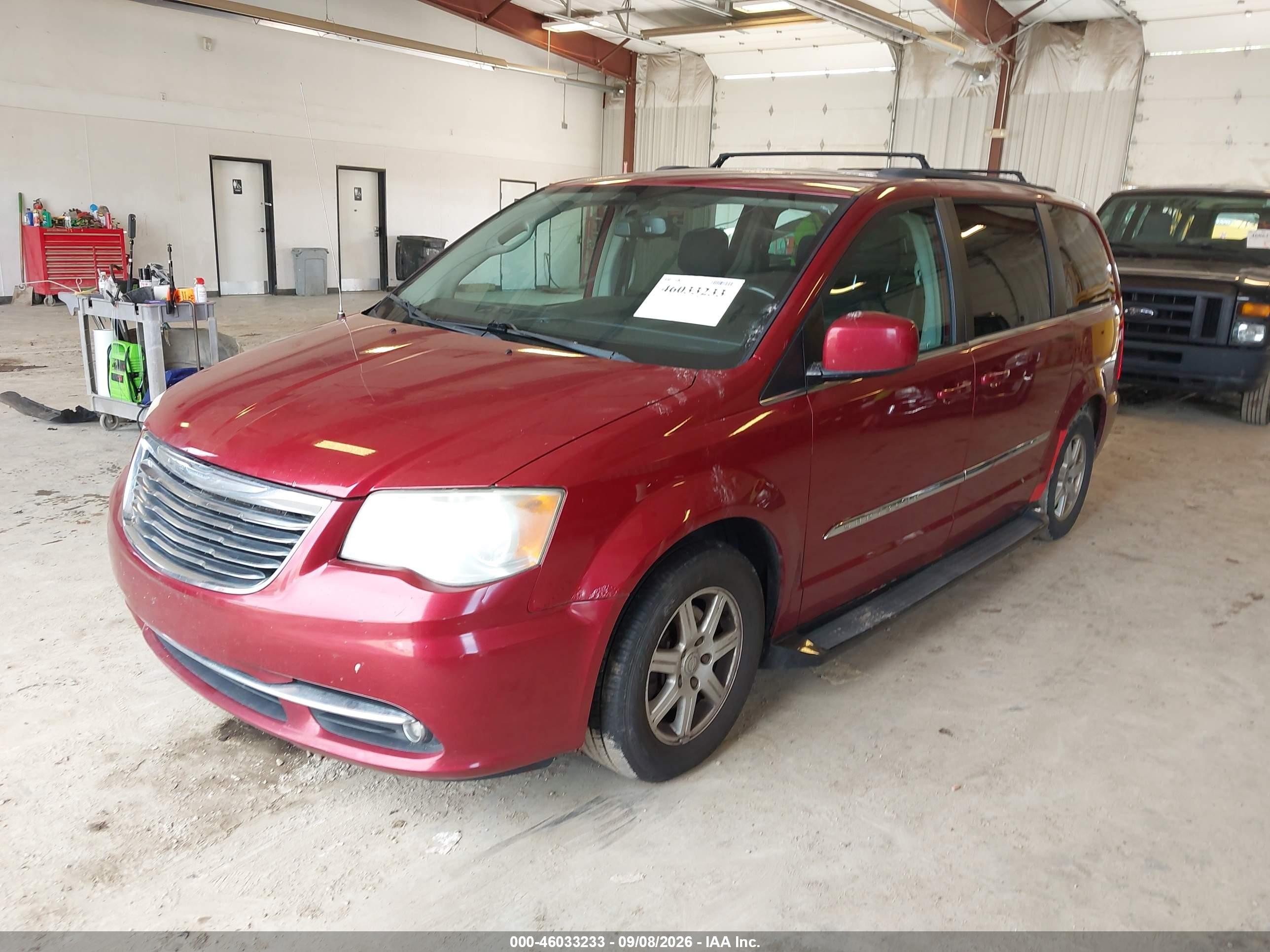 2011 Chrysler Town & Country Touring Red vin: 2A4RR5DG6BR715997