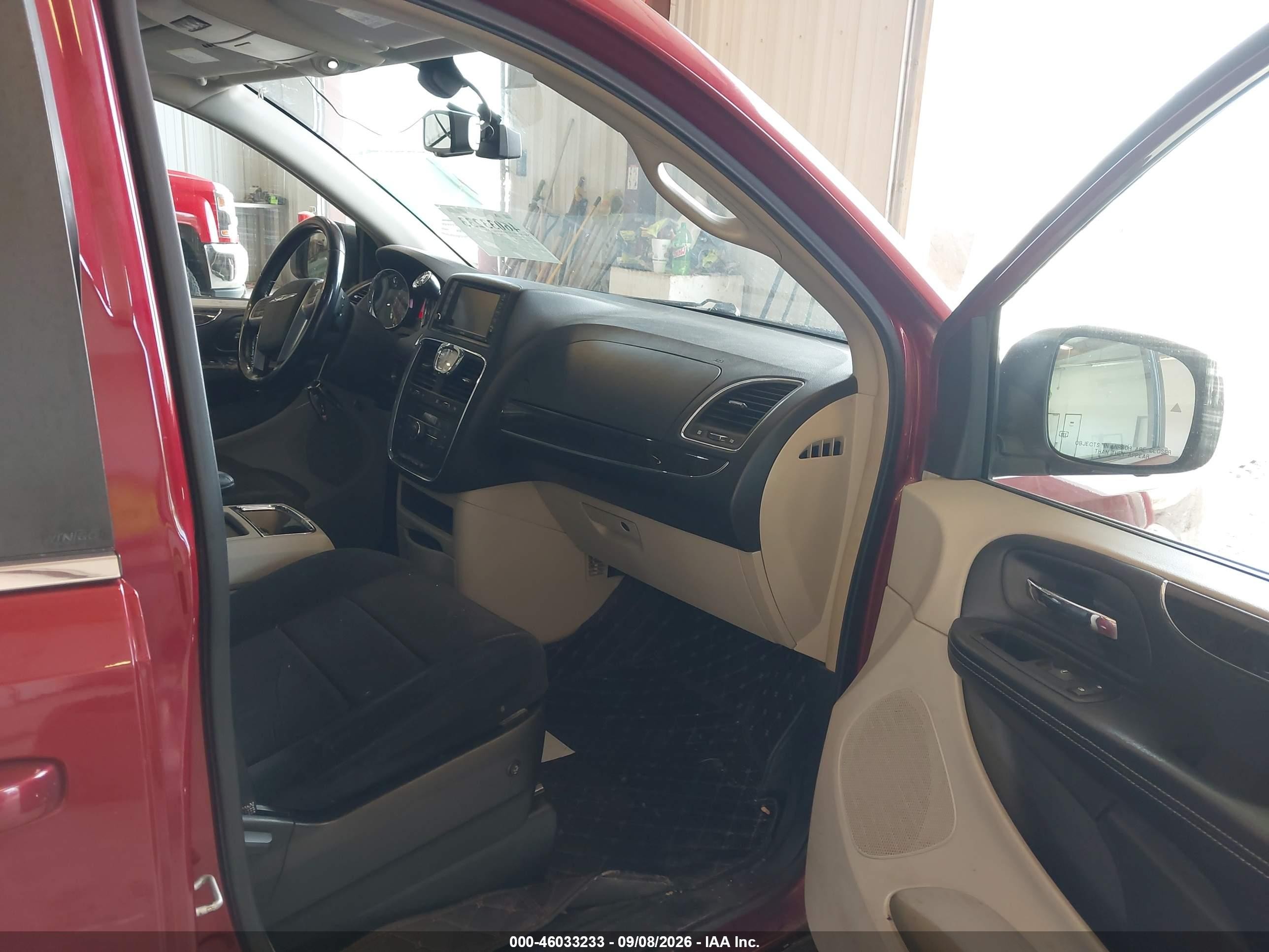 2011 Chrysler Town & Country Touring Red vin: 2A4RR5DG6BR715997