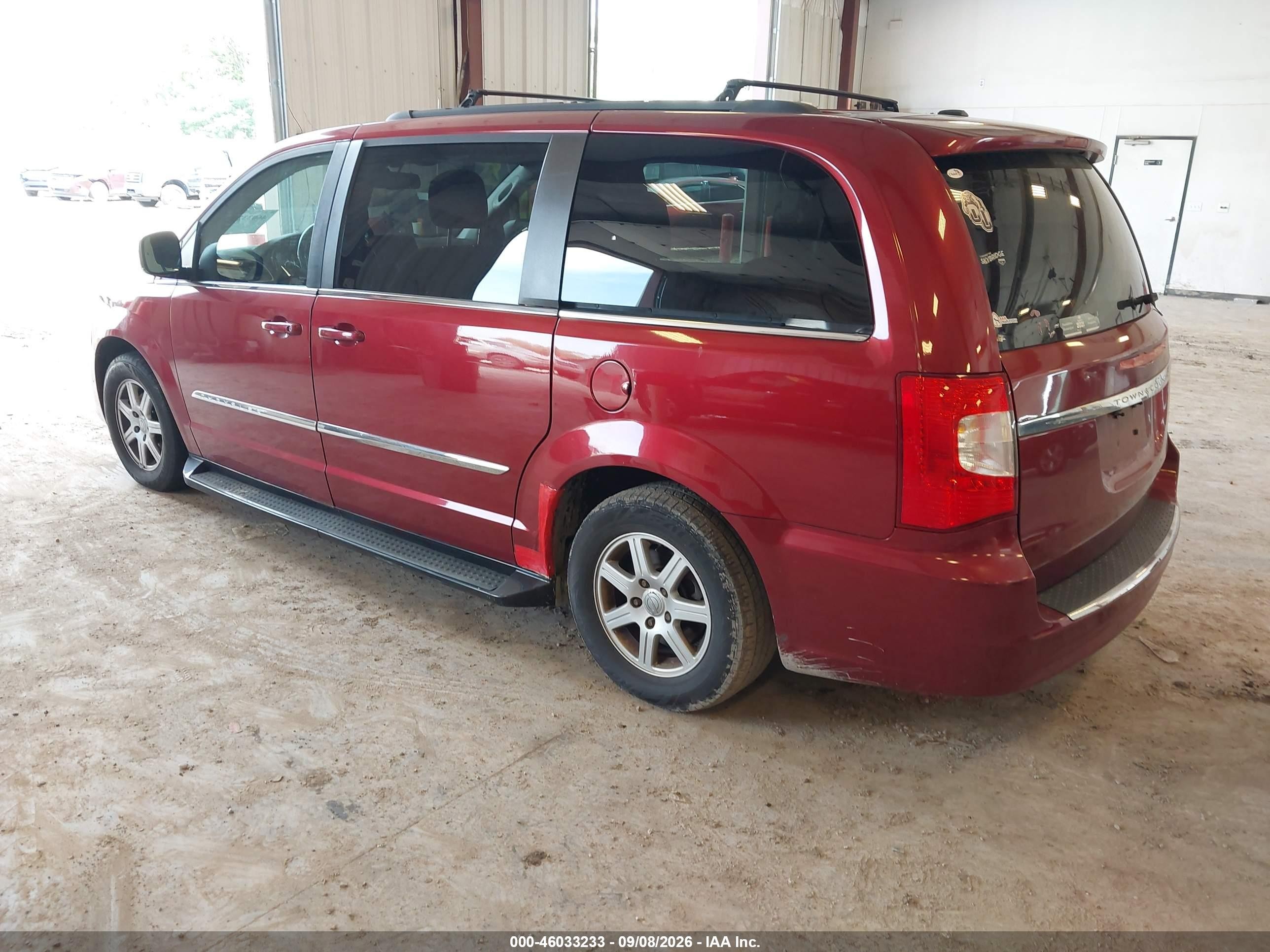 2011 Chrysler Town & Country Touring Red vin: 2A4RR5DG6BR715997