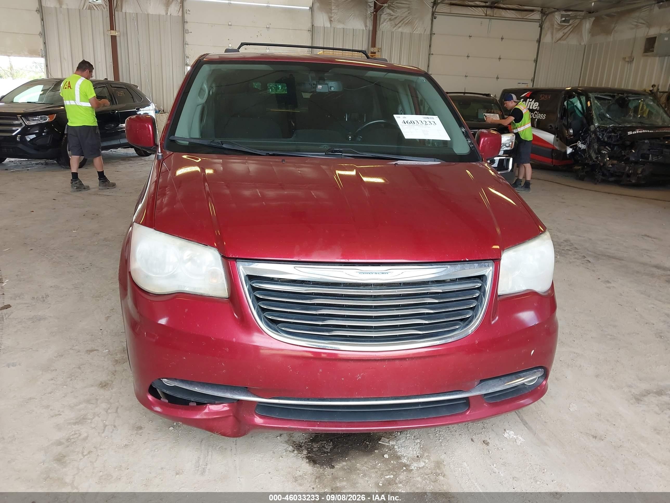 2011 Chrysler Town & Country Touring Red vin: 2A4RR5DG6BR715997