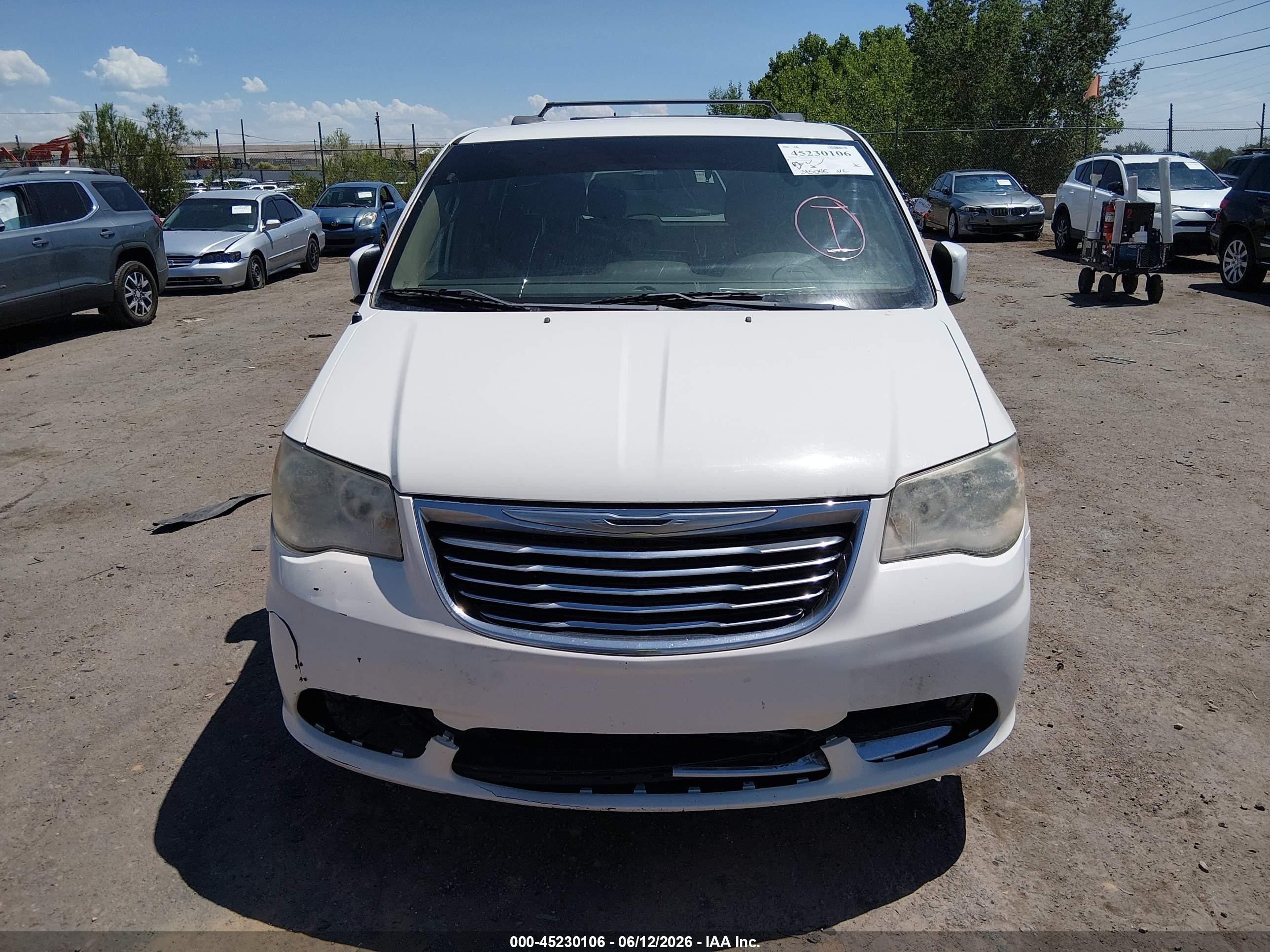 2011 Chrysler Town & Country Touring White vin: 2A4RR5DG7BR635639