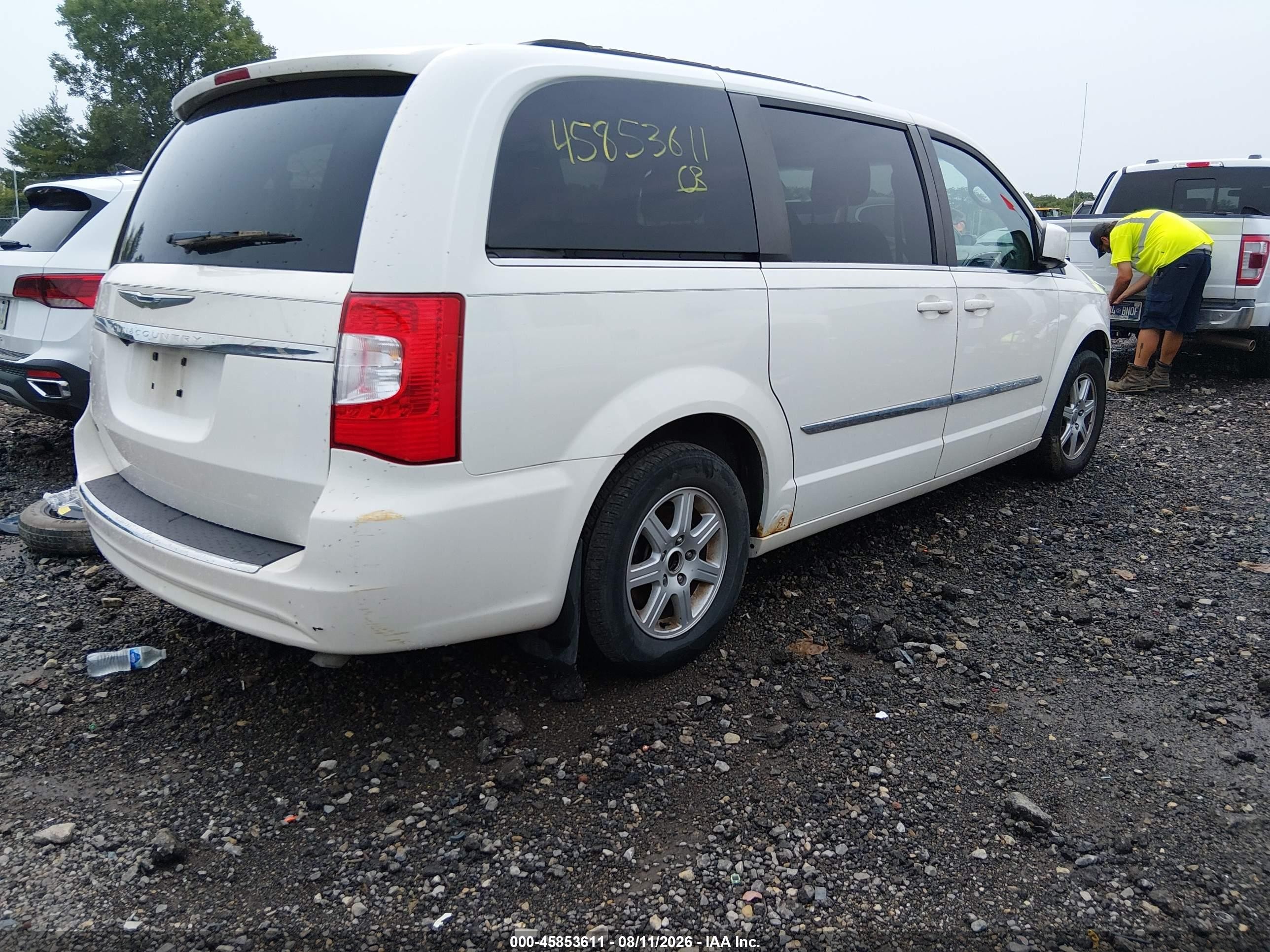 2011 Chrysler Town & Country Touring White vin: 2A4RR5DG7BR638444