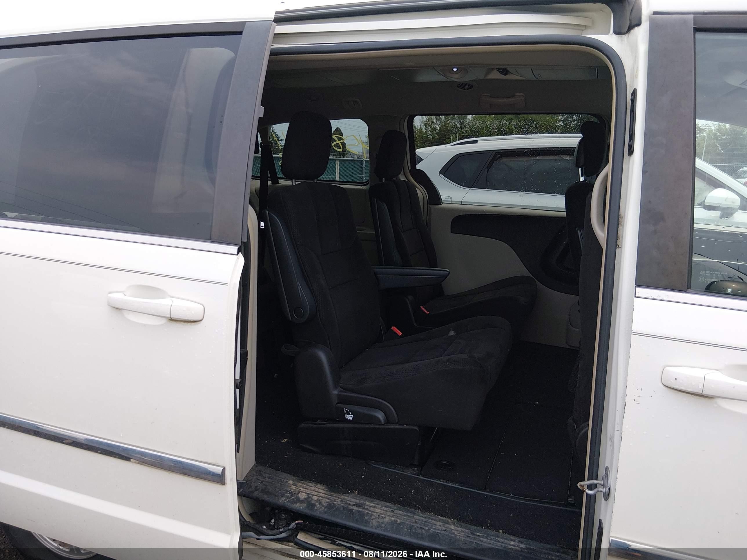 2011 Chrysler Town & Country Touring White vin: 2A4RR5DG7BR638444