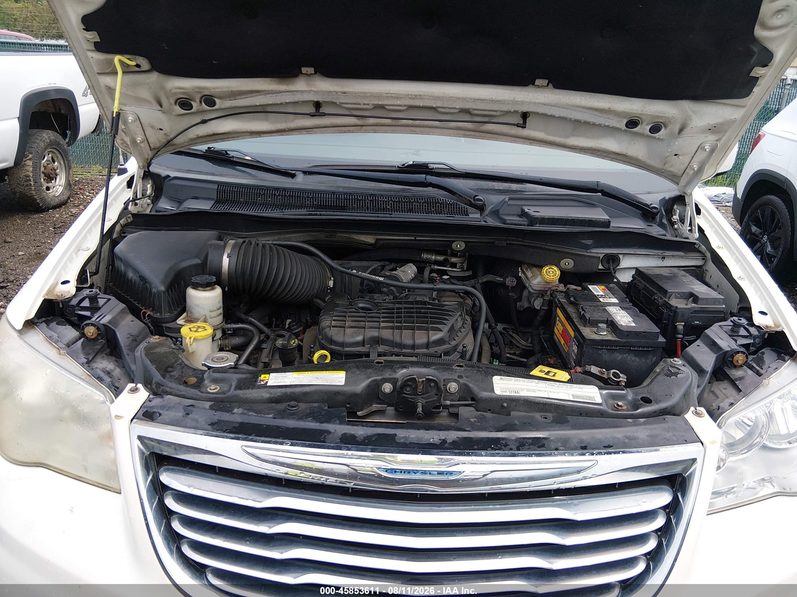 2011 Chrysler Town & Country Touring White vin: 2A4RR5DG7BR638444