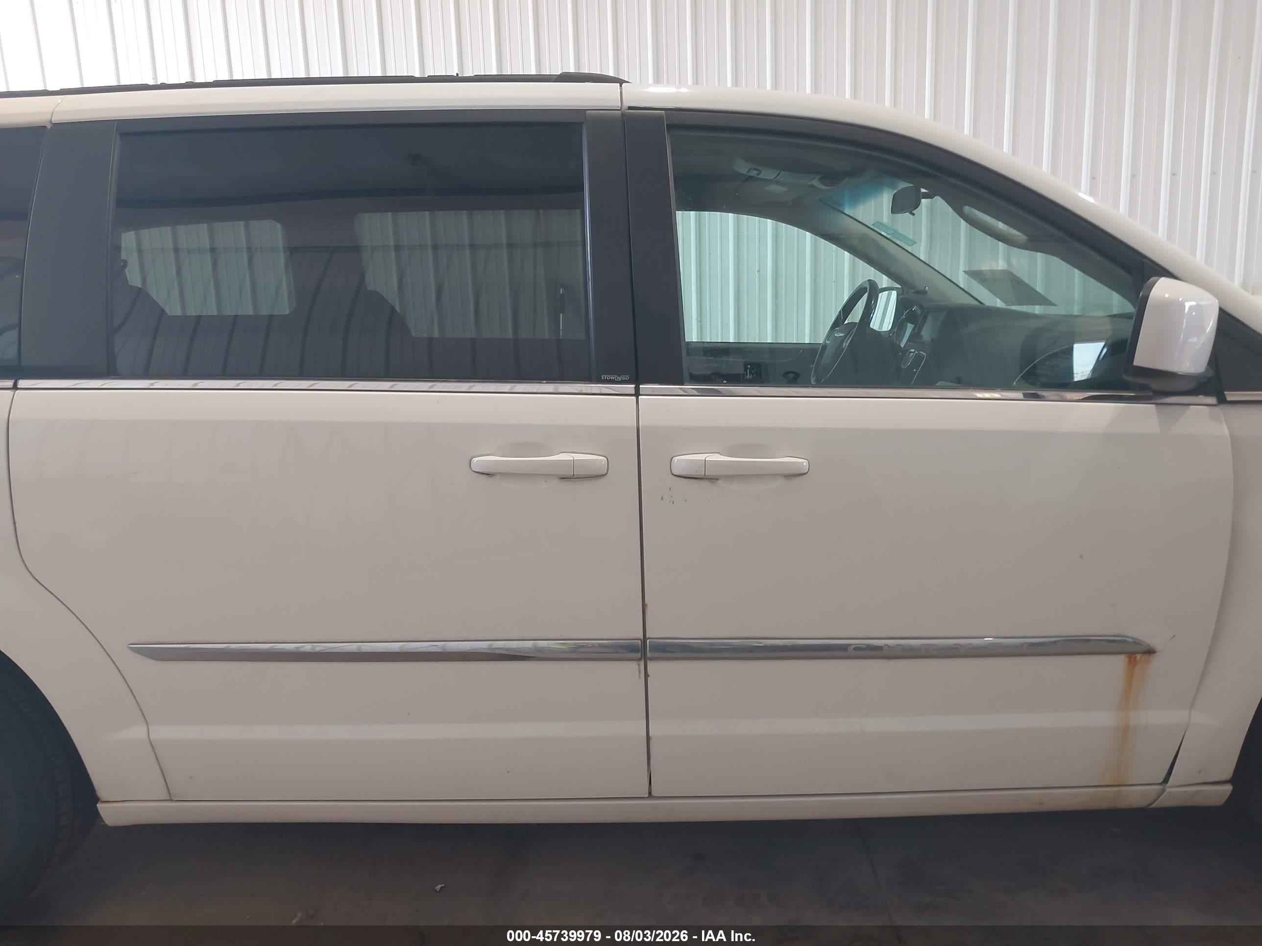 2011 Chrysler Town & Country Touring White vin: 2A4RR5DG7BR675087