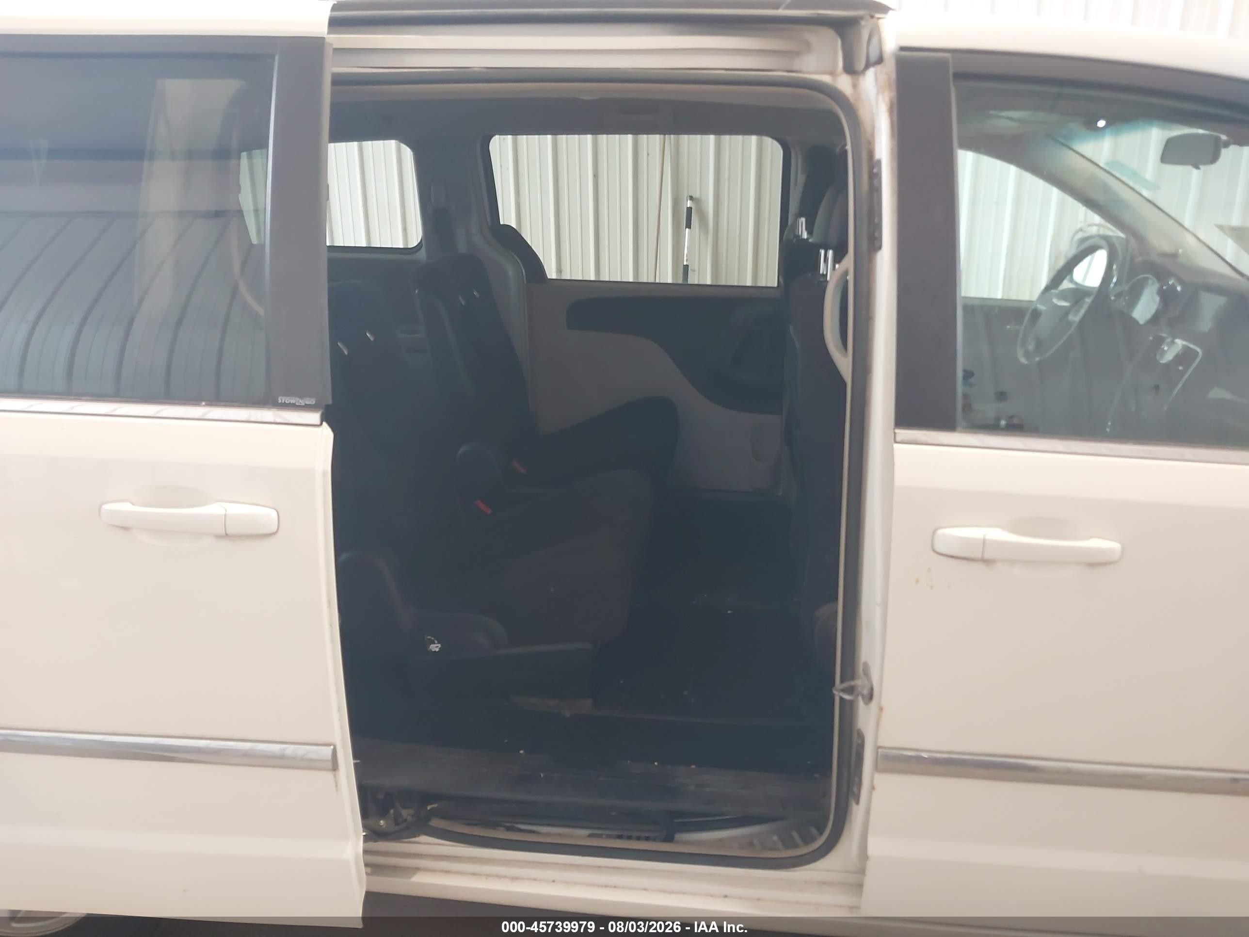 2011 Chrysler Town & Country Touring White vin: 2A4RR5DG7BR675087