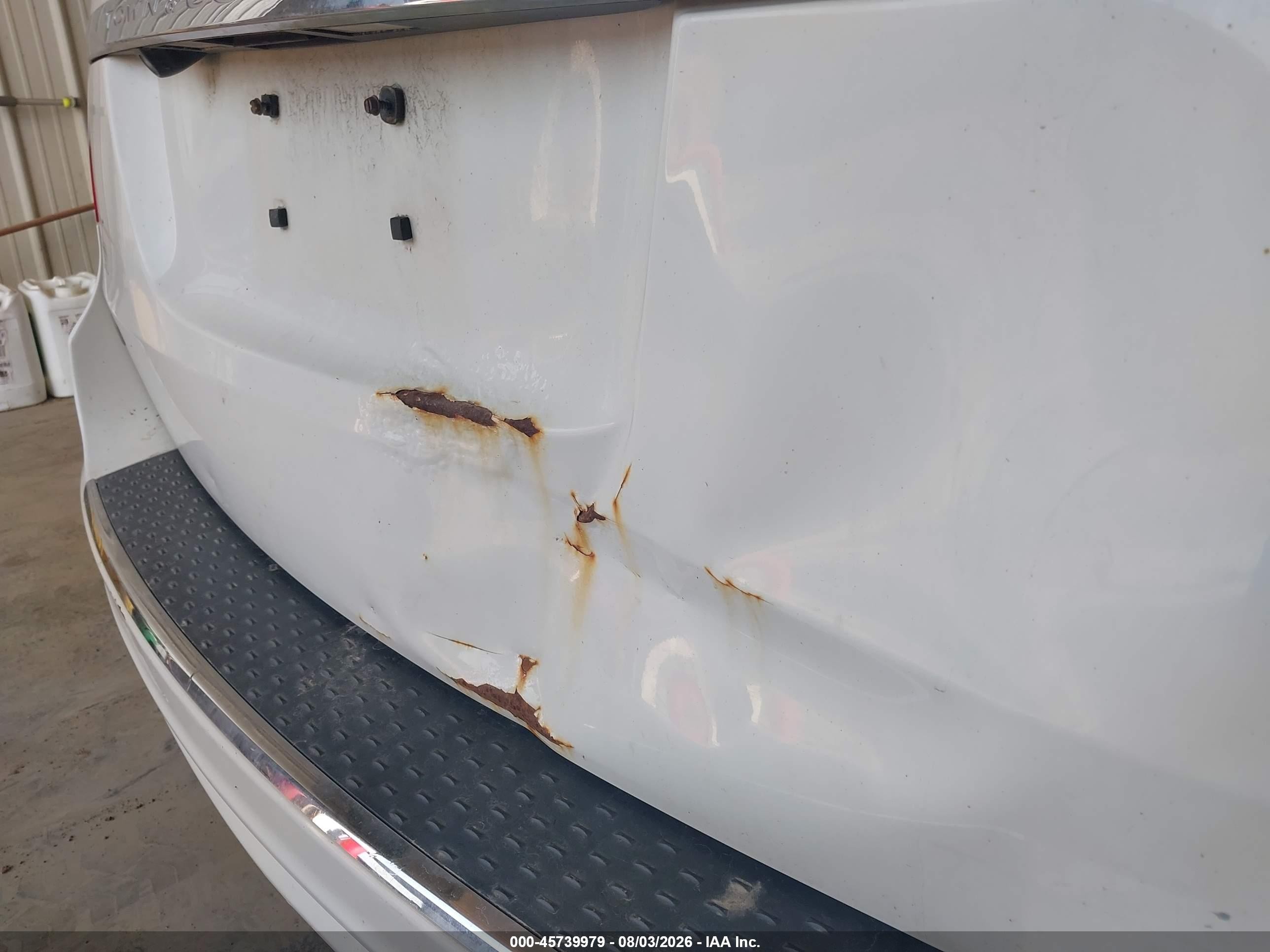 2011 Chrysler Town & Country Touring White vin: 2A4RR5DG7BR675087