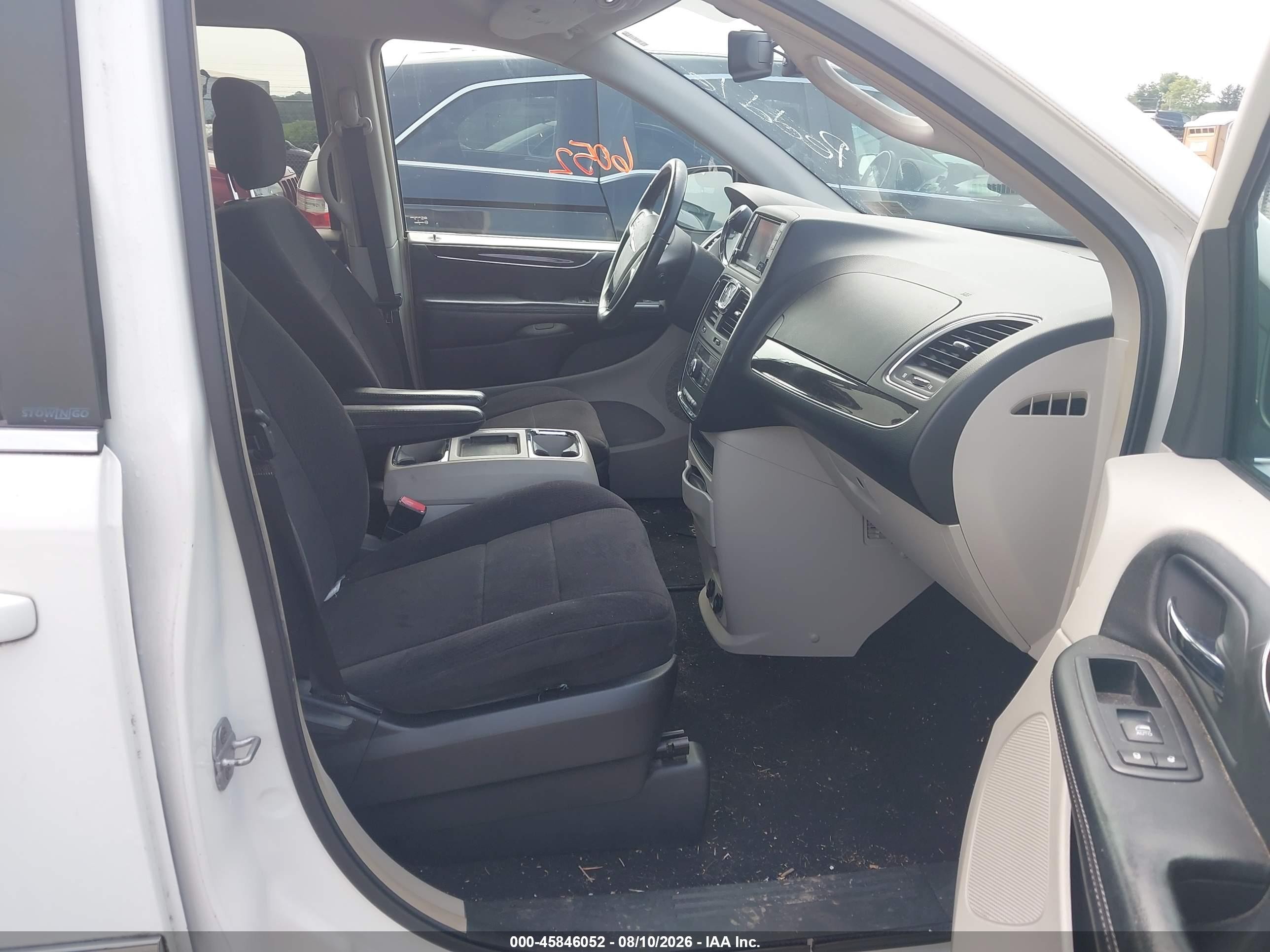 2011 Chrysler Town & Country Touring White vin: 2A4RR5DG7BR723445