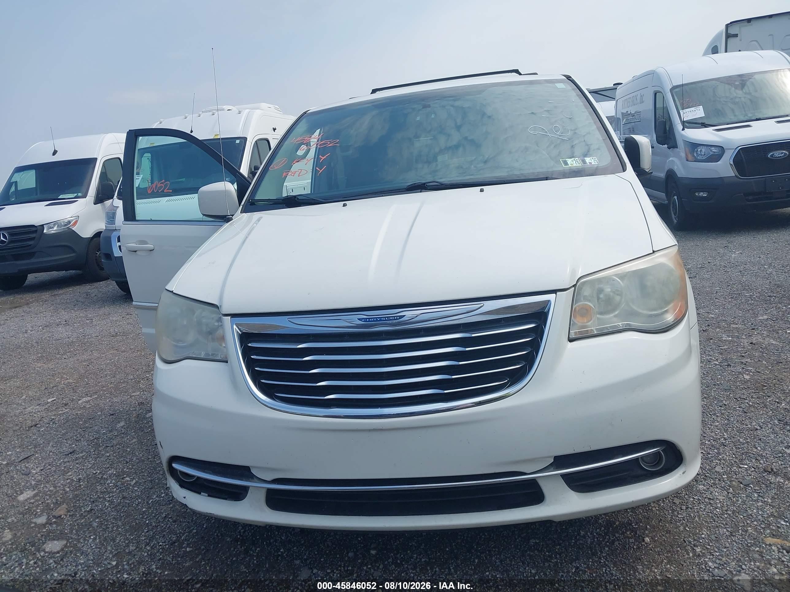 2011 Chrysler Town & Country Touring White vin: 2A4RR5DG7BR723445