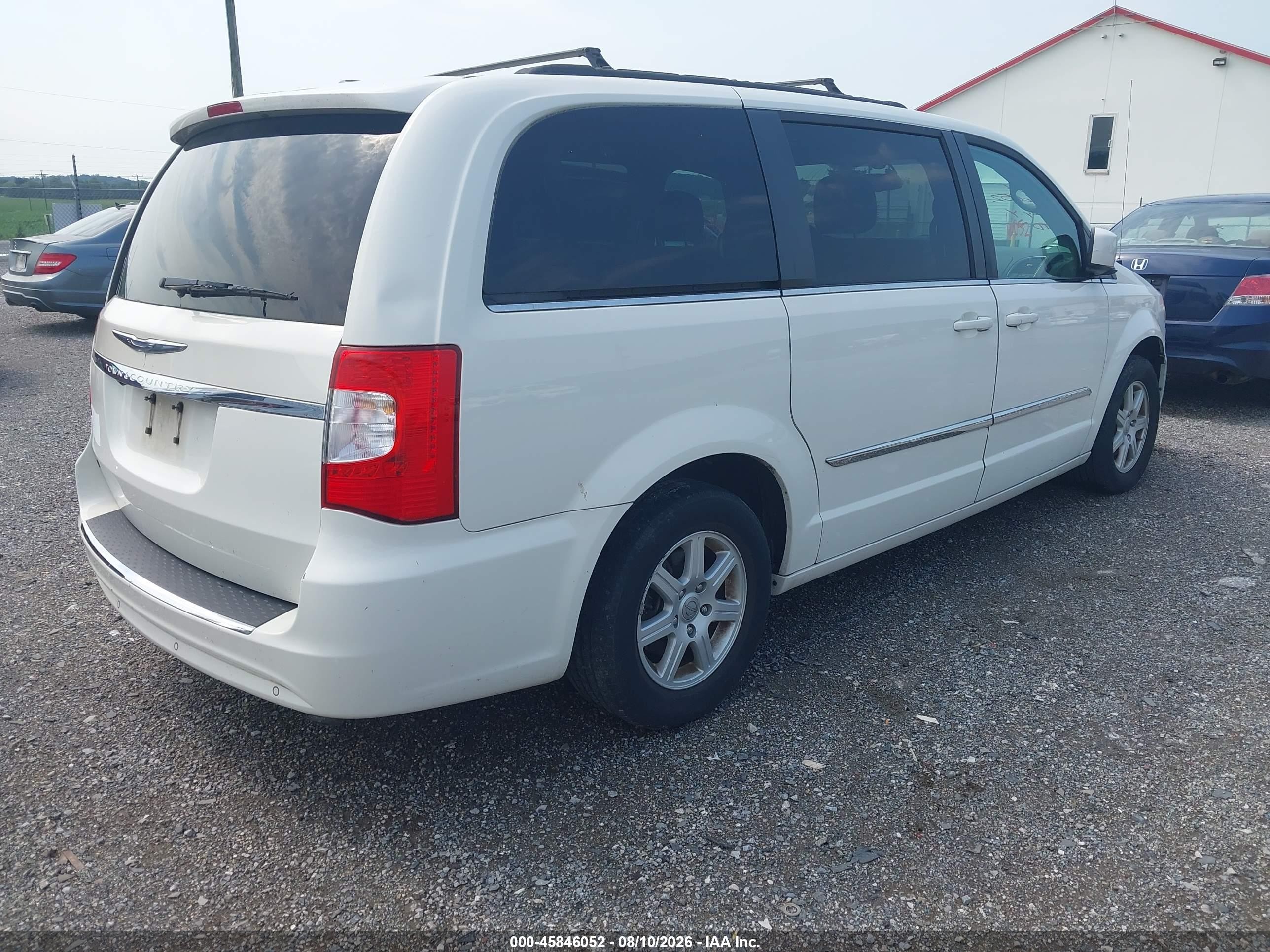 2011 Chrysler Town & Country Touring White vin: 2A4RR5DG7BR723445