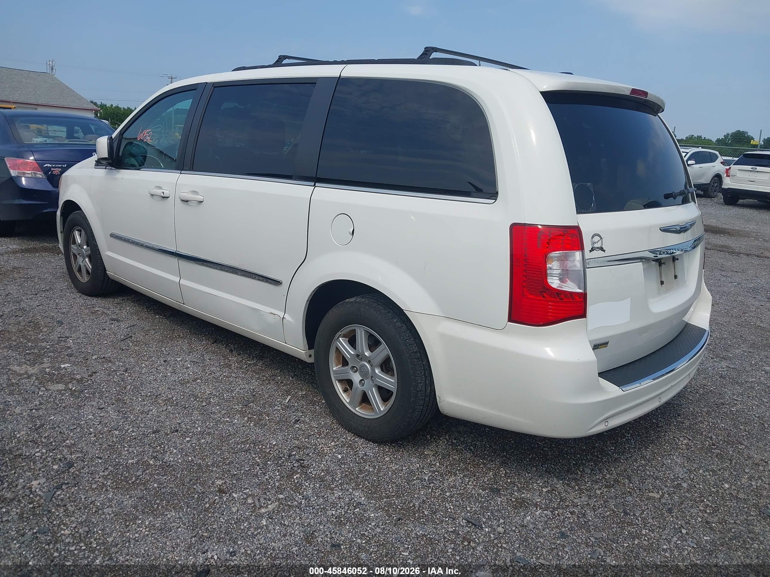2011 Chrysler Town & Country Touring White vin: 2A4RR5DG7BR723445