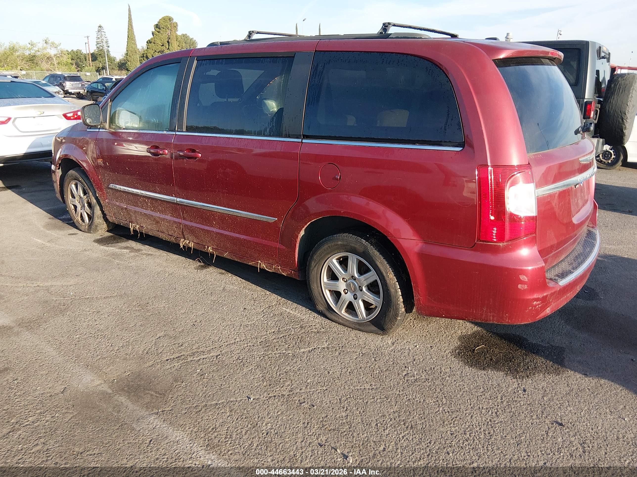 2011 Chrysler Town & Country Touring Red vin: 2A4RR5DG7BR746899