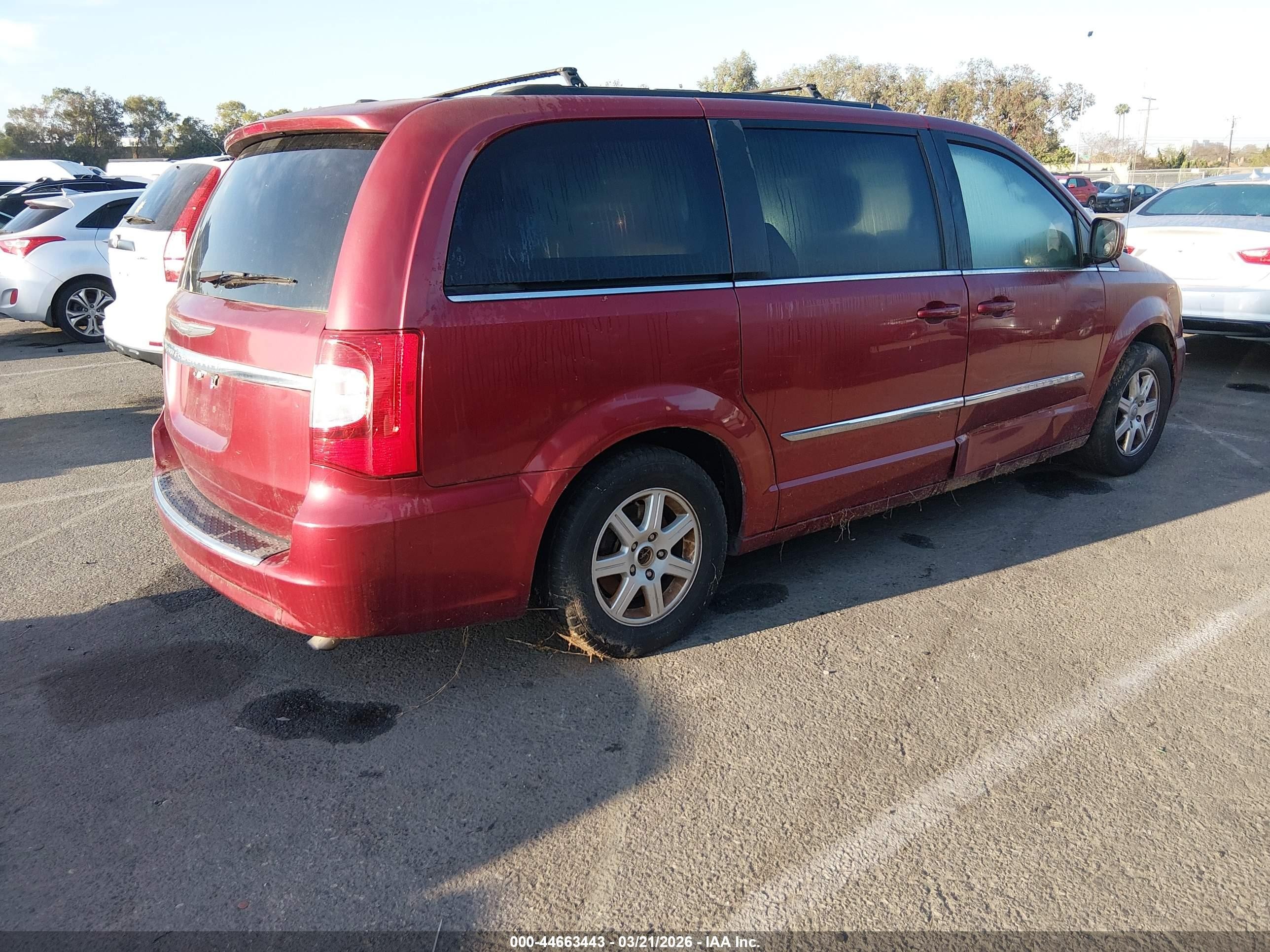 2011 Chrysler Town & Country Touring Red vin: 2A4RR5DG7BR746899