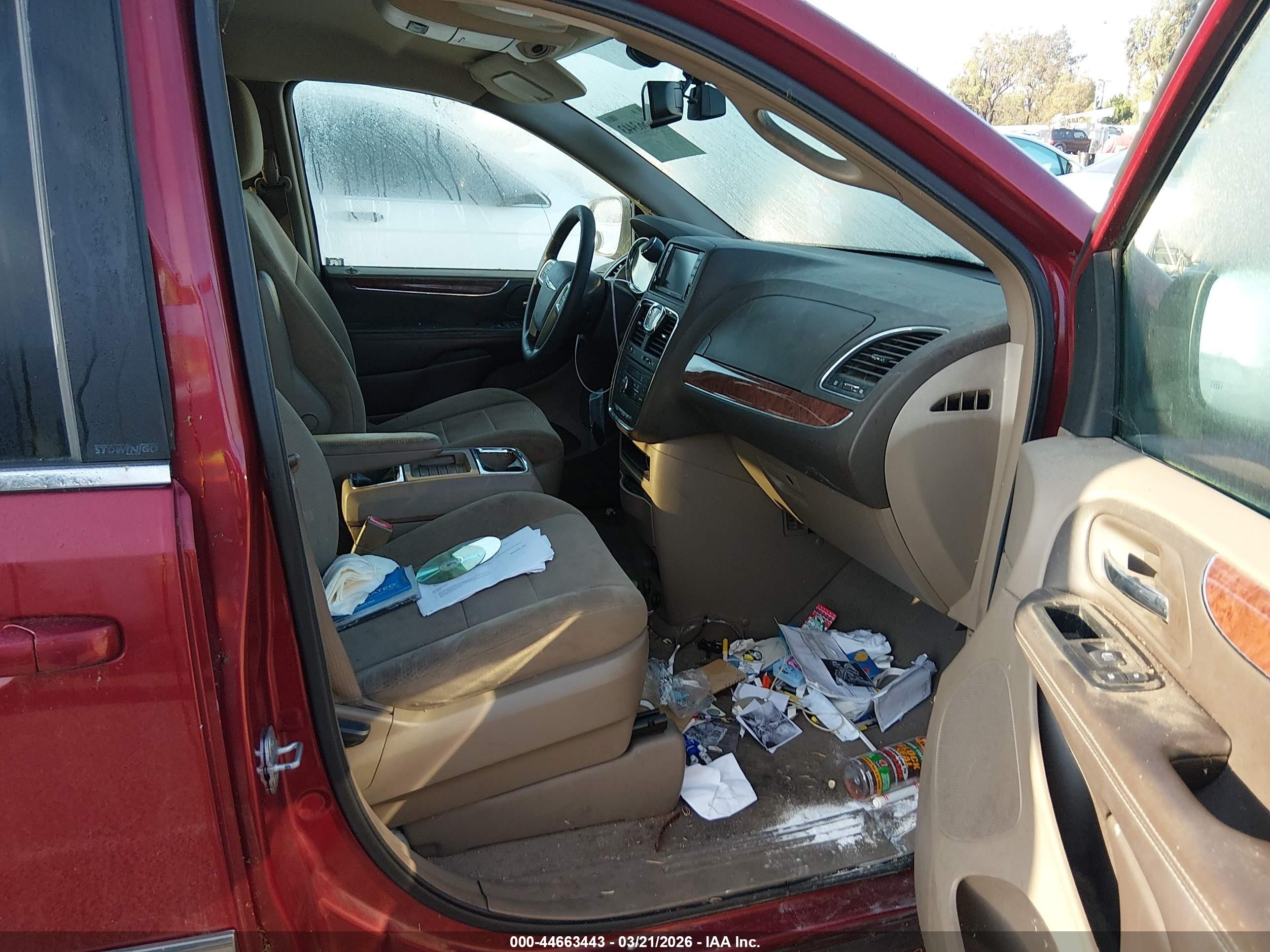 2011 Chrysler Town & Country Touring Red vin: 2A4RR5DG7BR746899