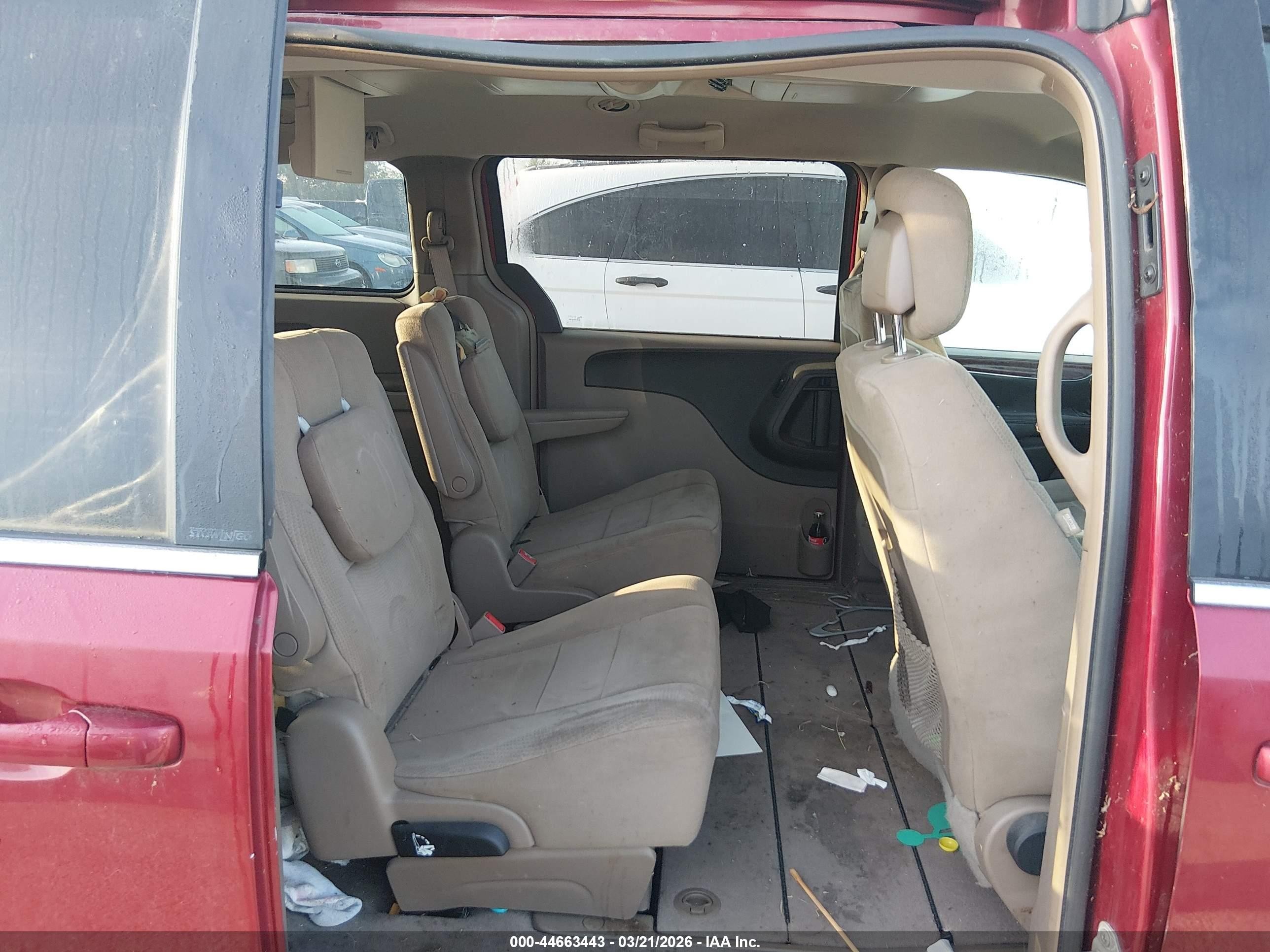 2011 Chrysler Town & Country Touring Red vin: 2A4RR5DG7BR746899